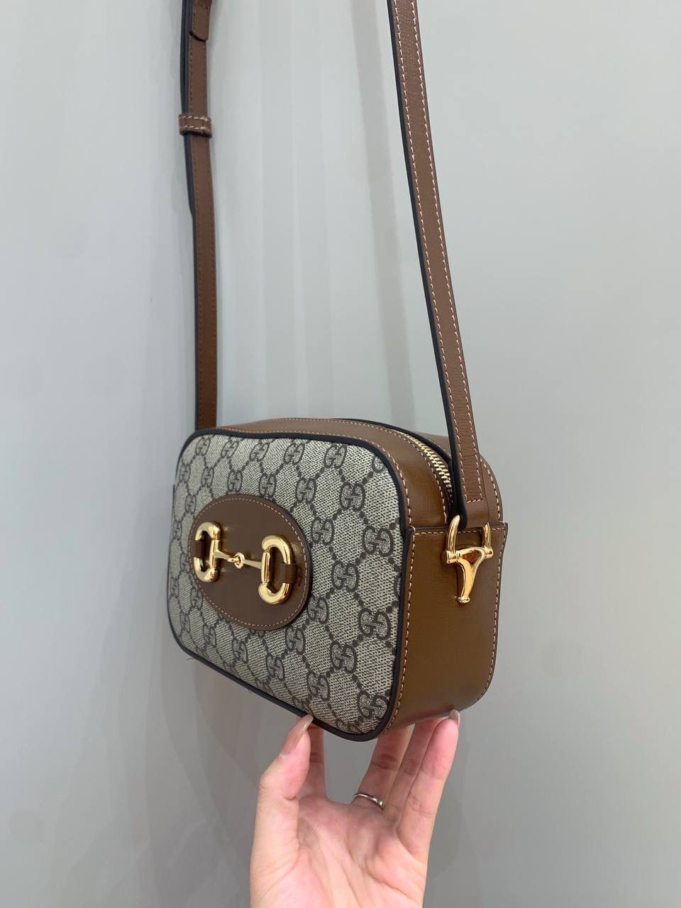 新背景实拍正品级 。Gucc1 horsebit 吐司包🍞 （顶级原皮) 啊啊啊啊啊！！超级无敌大爆款！ 这应该就是我心目中的白月光， 实物是那种看到不需要犹豫马上就会买的， 相机包很多款，目前为止这个是我心目中的to 马衔扣元素和这个面料一直是我最爱的搭配设计 只是没有想到做成相机包可以这么可爱有趣 简简单单的造型却如此耐看且有那么一点高级感 跟其他相机包完全不一样！！反正这个我一拿到我就很爱很爱很爱！🤩这个你们都可以入，必定会成为经典款！ 型号760196；尺寸20/13/6cm