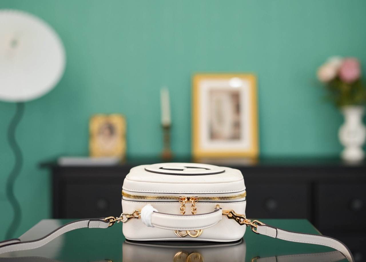 🥯Gucci Blondie系列手提包 白色17cm 正品售价¥17.000 独家原厂皮发售 限量级别 可爱的方正形小包 ，超级适合夏日穿搭 包身非常轻便，小身材大容量 配有长肩带，可以手提可以肩背 官方款号 744434 尺寸：17x15x9cm