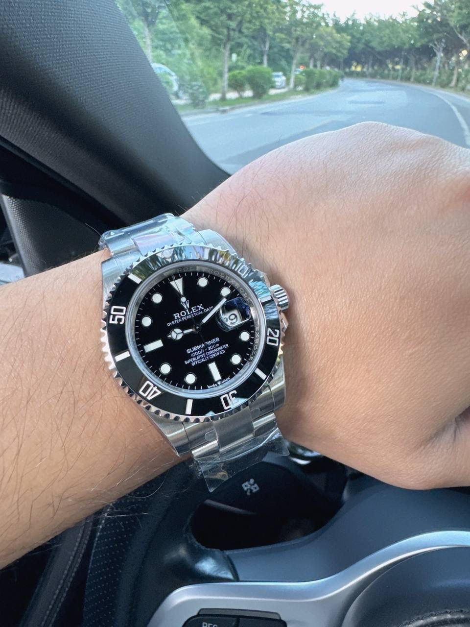 C厂 / CLEAN 劳力士 水鬼 41mm｜绿水鬼 🎮 版本：CM3｜Cal.3235 一体机 真正 41mm 原装尺寸 ✅ 表耳缩小、表带表扣加宽，整体比例全面对标原版；6 点位 SWISS MADE＋皇冠标，质感直接拉满 👑 搭载 克隆 Cal.3235 一体机芯，支持逆调时针、回调日历，结构与功能一致，稳定靠谱。 🔥 核心卖点直接看： 1. Clean 殿堂级绿陶瓷圈：1200℃高温烧制，铂金刻度 PVD 工艺，不掉色不发黑，成色碾压普通版本 💚 2. 圈口转动结构升级为 原装同款圆珠，手感清脆干脆 3. 高透蓝宝石镜面，高度与原装一致，镜面略高于陶瓷圈 👀 4. 表镜与圈口缝隙、壳型厚度 全面对标原版 5. 夜光圆钉饱满不溢，冰蓝夜光效果，边缘打磨细腻 6. 表针升级 实心中轴，拒绝一眼假 限量批次 🎯 室外实拍不 P 图，认准 C厂独立包装＋正确编码