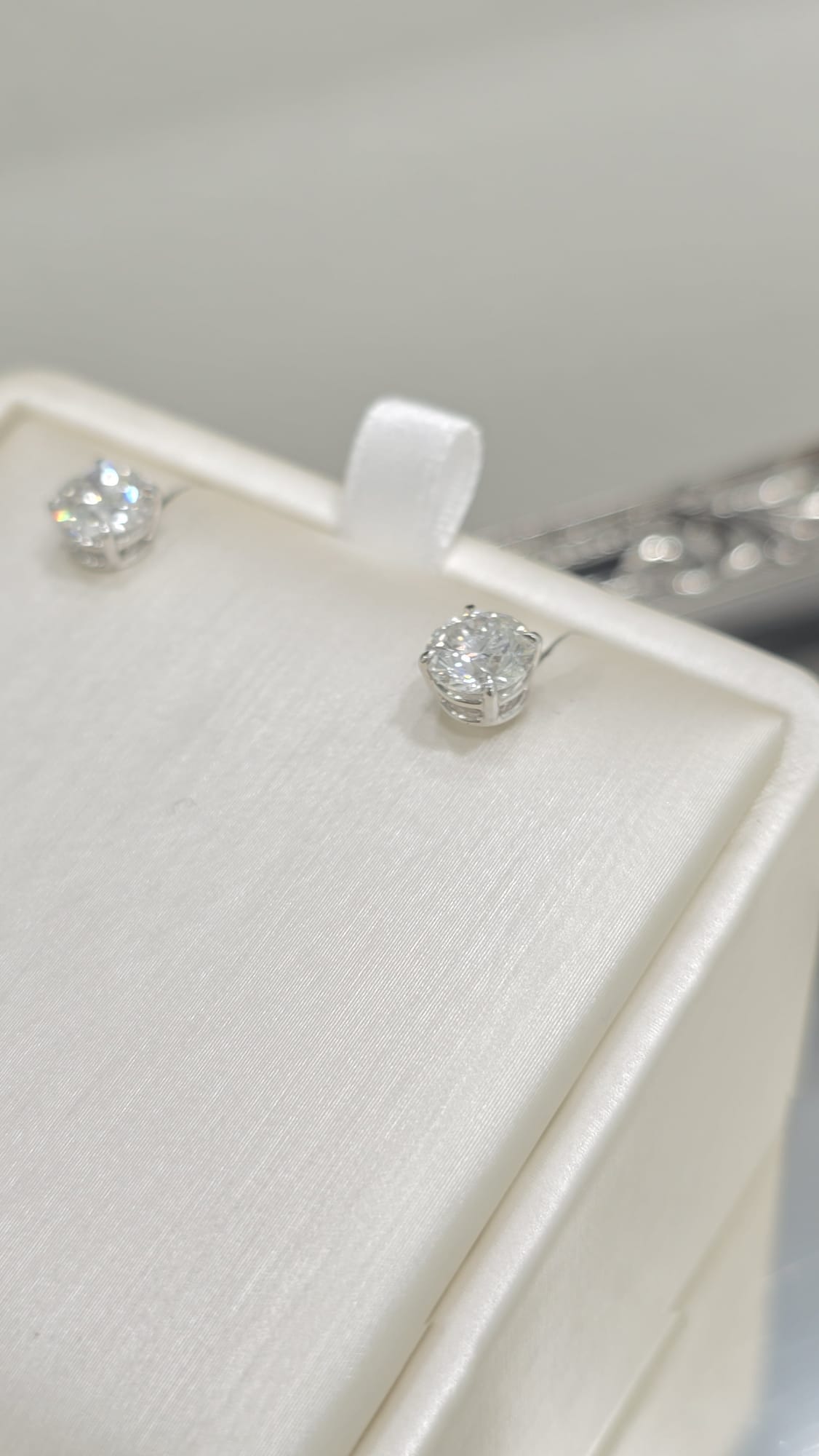 18K白圓形培育鑽石耳釘 D2.0ct/2