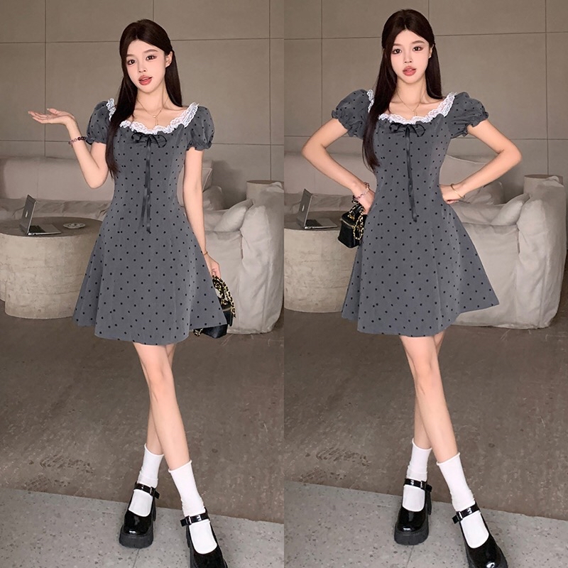 B91(011) MIU系千金风蕾丝花边领前部蝴蝶结系带植绒波点灰连身裙