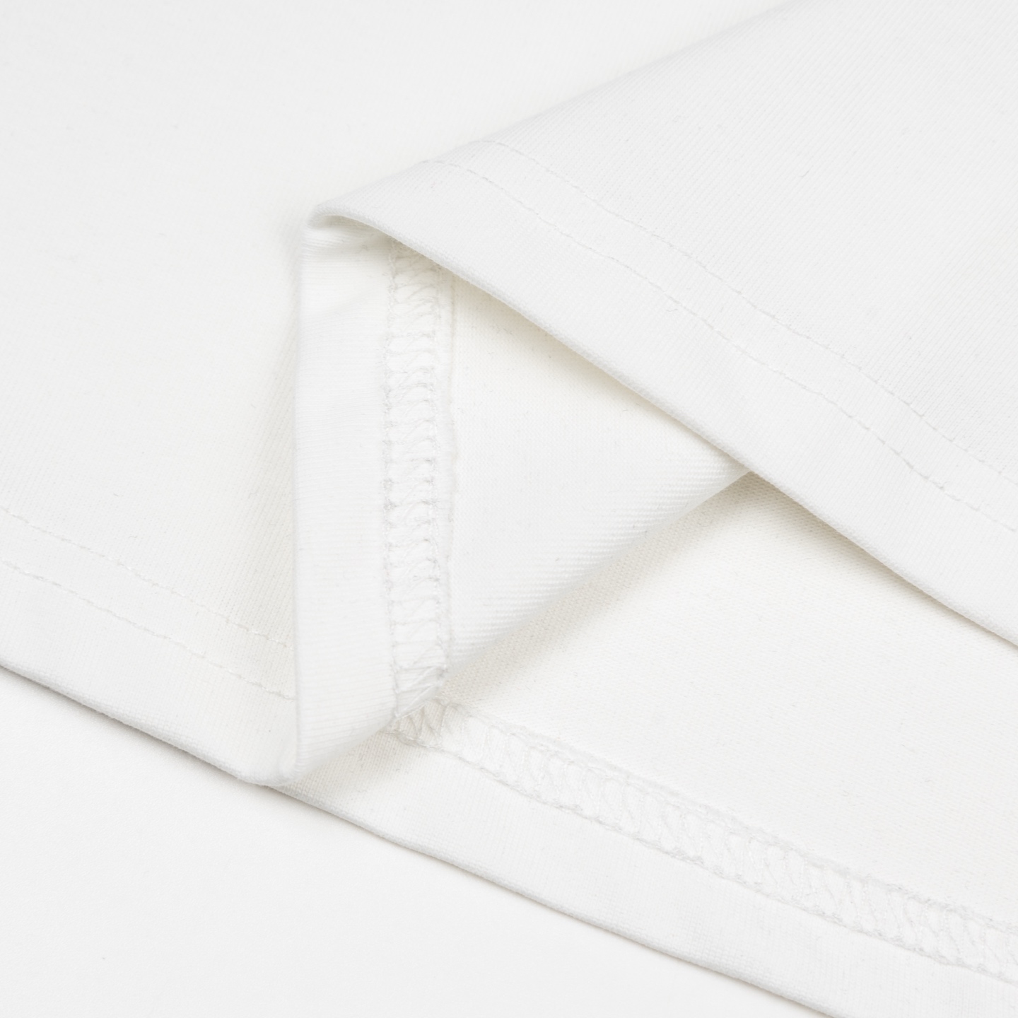 Mardi Mercredi Swing The Tail Ddanji Pearl Necklace T-shirt