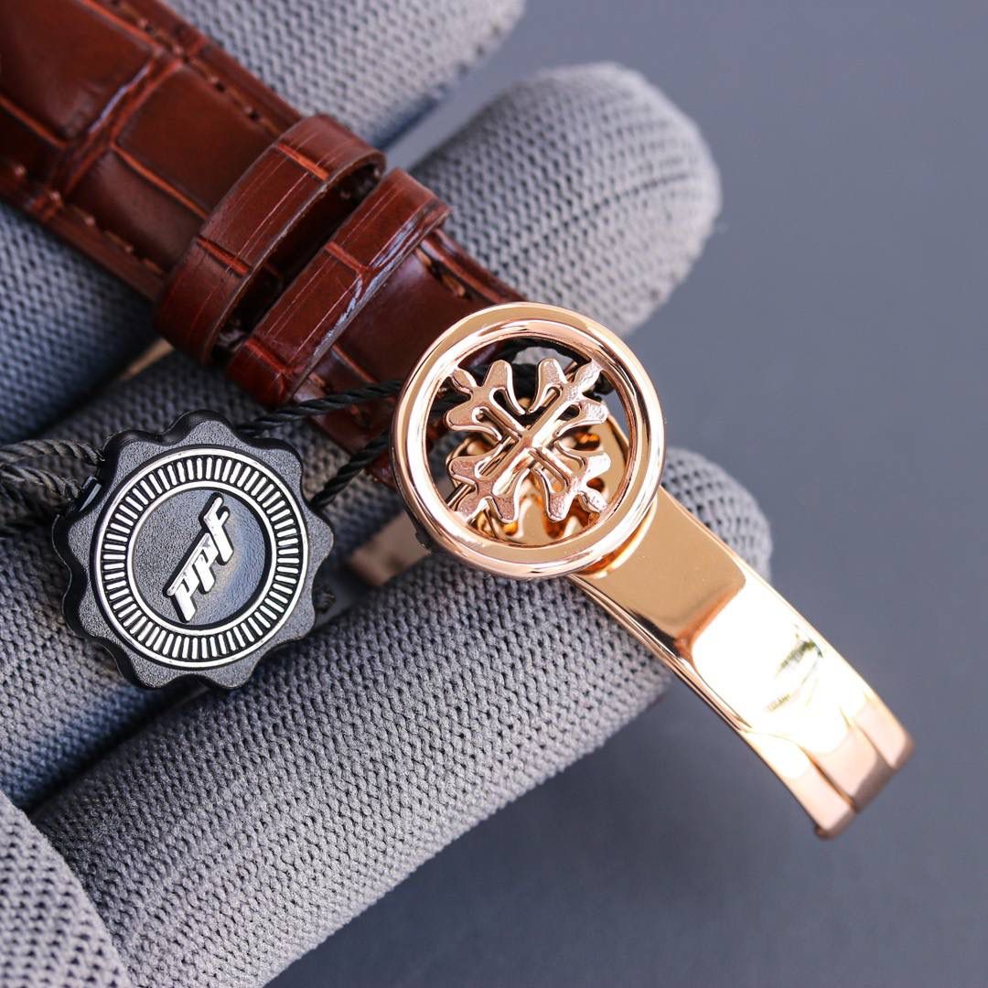 百达翡丽5159万年历腕表✨ 儒雅登场 38mm黄金尺寸+百搭表耳，大小手腕都适配，商务正装露半节超显贵气💼，上手舒适有分量，成功人士标配，戴出排面与底气🤩 ✅表壳精磨细造，温润如玉质感拉满 ✅冲压后盖衔接清脆，防水性能升级 ✅刻度指针贵金属电镀，质感更出众 ✅锅盖型微凸蓝宝表镜，通透辨时准 ✅贵金属钢印立体清晰，细节超规范 🔥定制Cal.324一体机芯｜更薄更稳，仿真度拉满 🎩意大利小牛皮表带+顶级灯笼表扣，通用原装，正装儒雅范儿拉满，人生赢家必备款！