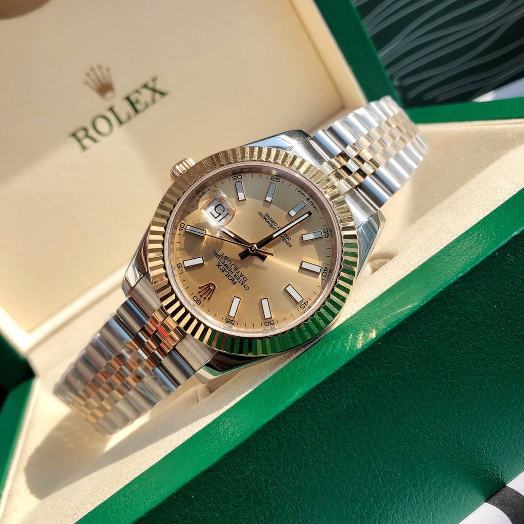 ROLEX- 劳力士日志型！男款41mm完美尺寸。女款36mm尺寸。 表链采用黄金钢材质，极其坚固耐用，金属拉丝设计彰显出强烈的金属质感！人体工学设计的表耳和表带配合完美的融为一体，佩戴起来真的很舒适✨⌚️