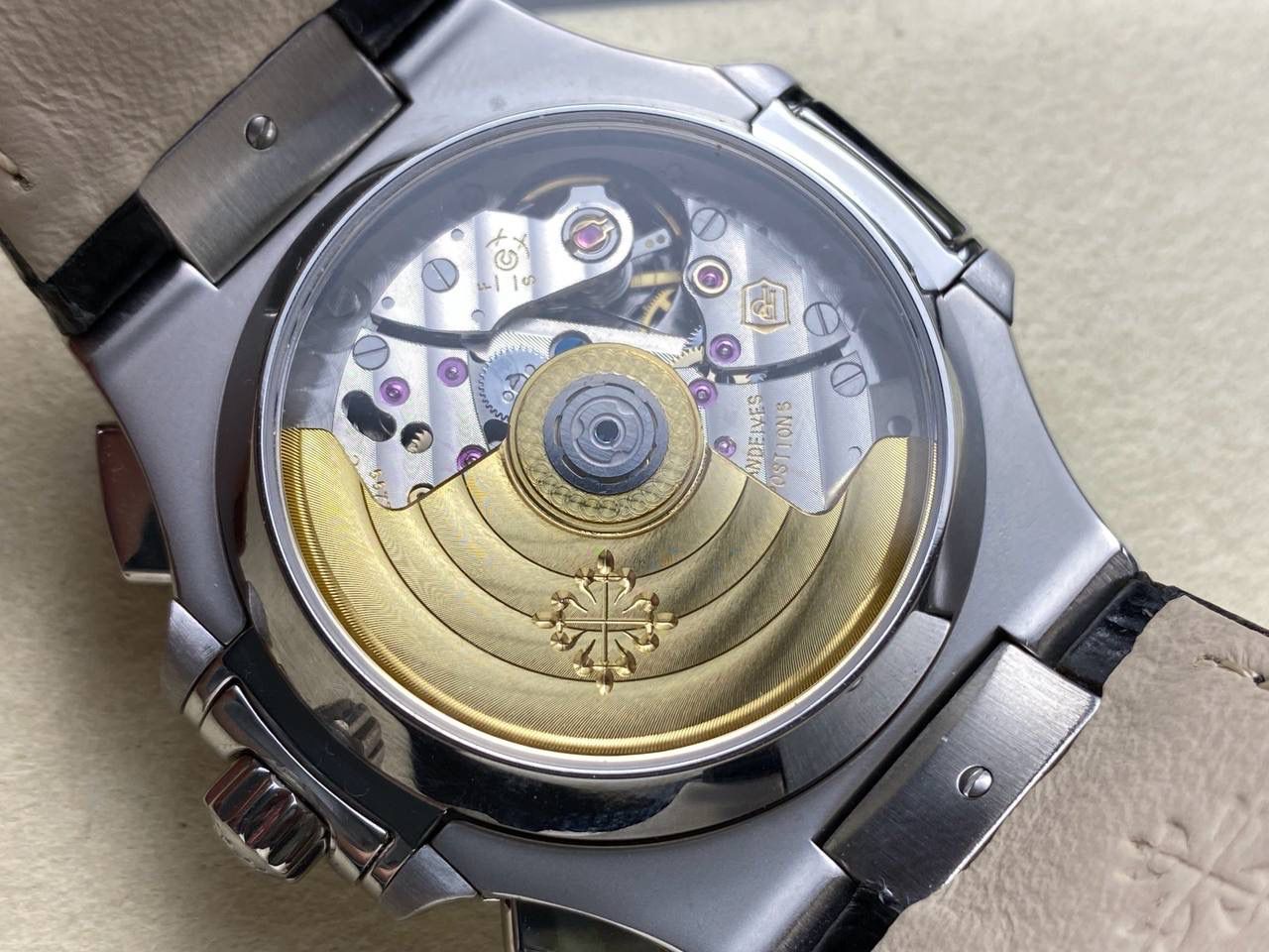 V2版真功能🌐真小秒！3K工厂 百达翡丽鹦鹉螺5980/1A-014多功能计时腕表V2版本，真小秒、真功能！【表壳】腕表尺寸40.5毫米，同正品一致的枕型表壳采用正面拉丝，侧面抛光的两种工艺组合，层次感分明，质感十足。尽显精湛工艺。【表带】采用原装表带一比一量身打造，每节表带的中央抛光部位，都能呈现钻石的形状，尽显高级质感。【机芯】3K厂采用定制版PP.CH28-520机芯，完美还原正品，时分秒，日期，和计时大秒功能。3K匠心之作，欢迎各位表友品鉴🌐