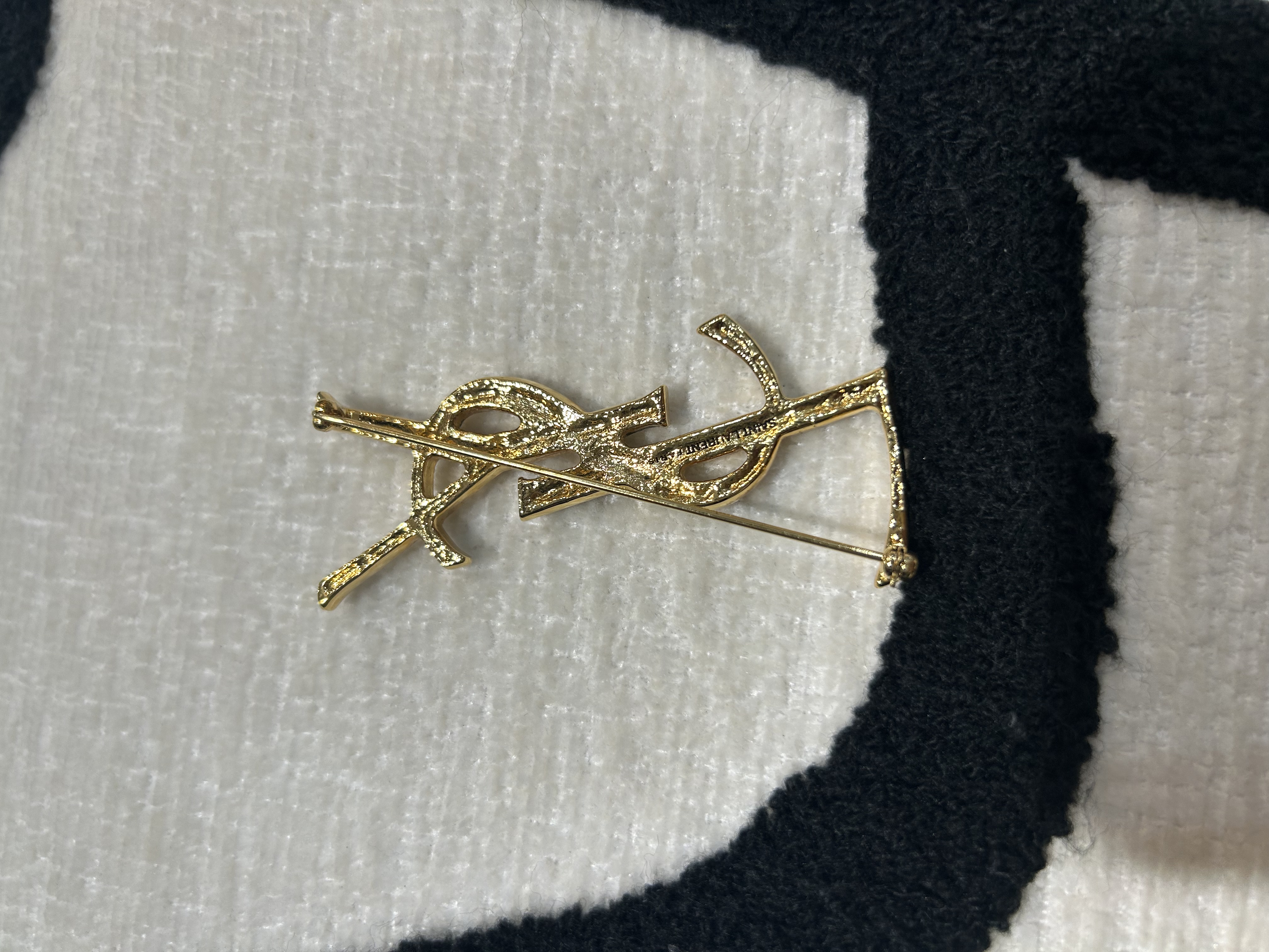 全新 YSL Saint Laurent 鱷魚紋心口針 brooch 100%Authentic,全新未使用品 ✅dust bag✅box 