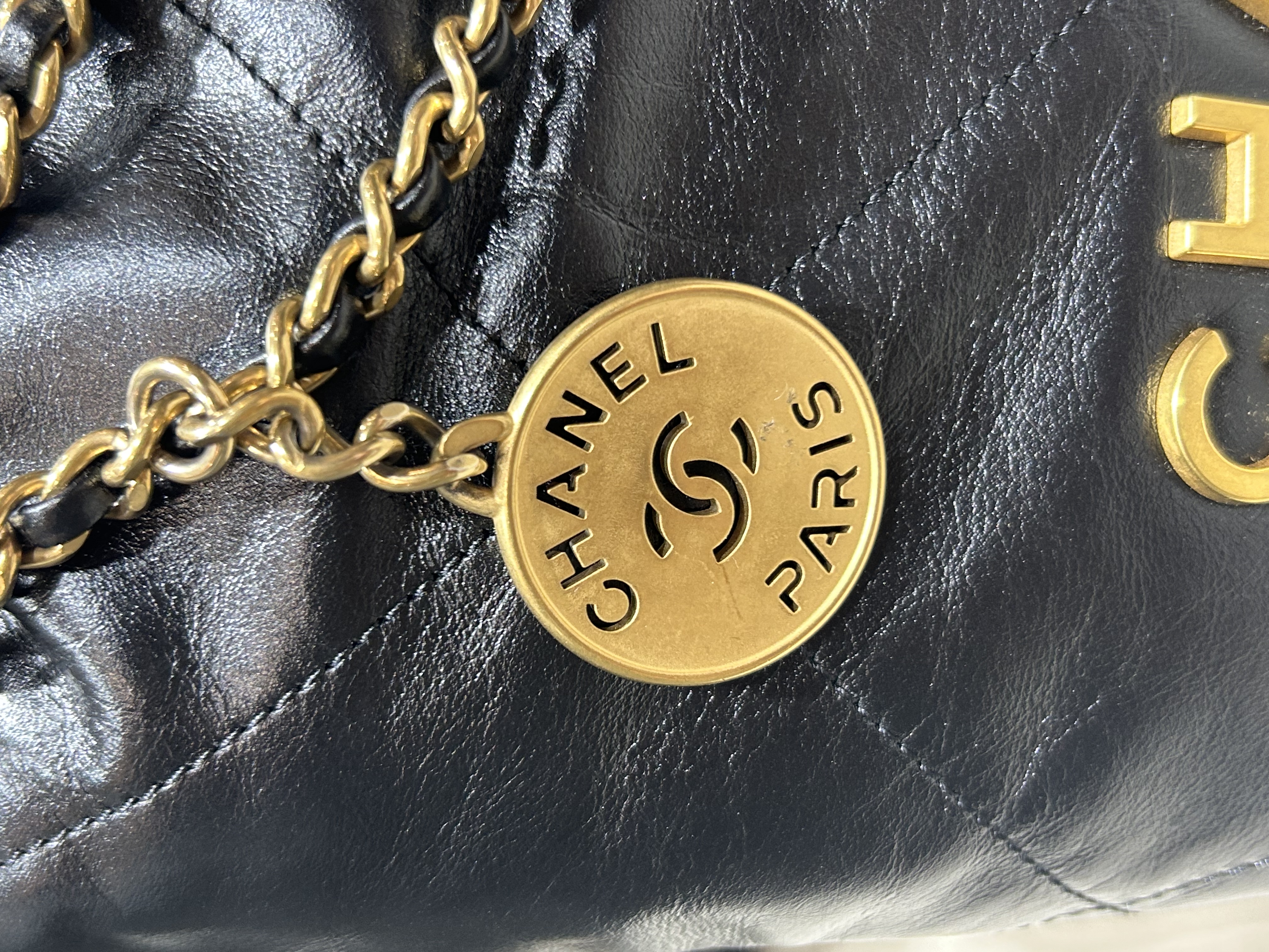 Chanel 22 mini calfskin 黑色牛皮金鏈 100%Authentic, 98%new  ✅晶片✅dust bag ✅盒