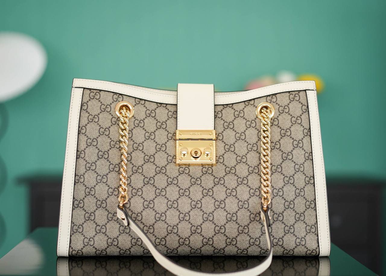 🥯Padlock系列GG中号肩背包 老花白 35cm 休闲、随意、有范 且非常大牌的款真的非Padlock这款购物袋不可 这个尺寸比较通勤风一些，大容量 包身轻便，非常适合上班族！ 官方款号 479197 尺寸：35x23.5x14cm