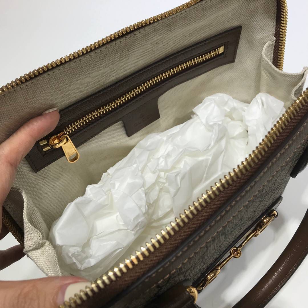 #正品皮➕定制𝗽𝘃𝗰料 纯铜五金胚 镀真金 真材实料 好货需要 你品 细品 用心感受😆 型号：621220 尺寸：24*25*9cm