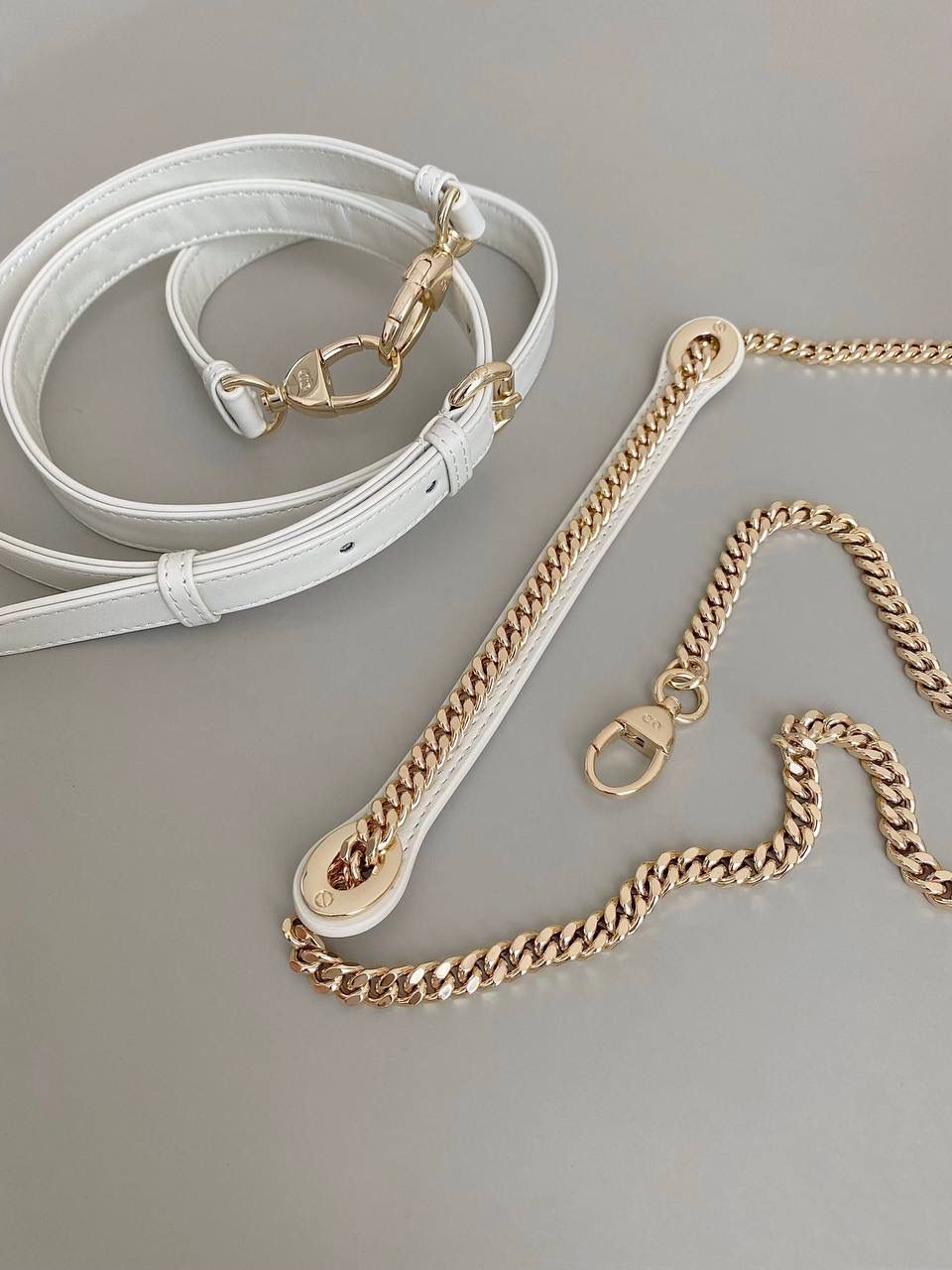 白色🌟 三格 𝗗𝗜𝗢𝗥 𝗟𝗮𝗱𝘆七夕限定 在经典的基础上加了爱心小挂饰 让整个氛围有了爱的烂漫气息 戴妃作为经典的代表，怎么买怎么对 特别手拎时会显得整个人非常温柔优雅 我一直都推荐女生一定要有一只经典款！！ 每个颜色都好好看，完全不需太纠结😍💓 17×15×7cm