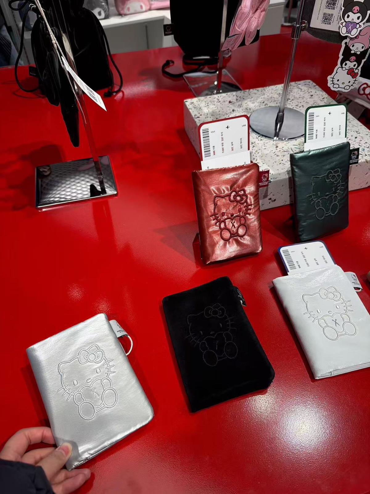 🇰🇷JOSEPH & Hello Kitty 聯名 Passport Case首爾限定 金色 紅色 聖誕後到貨🙏🏻