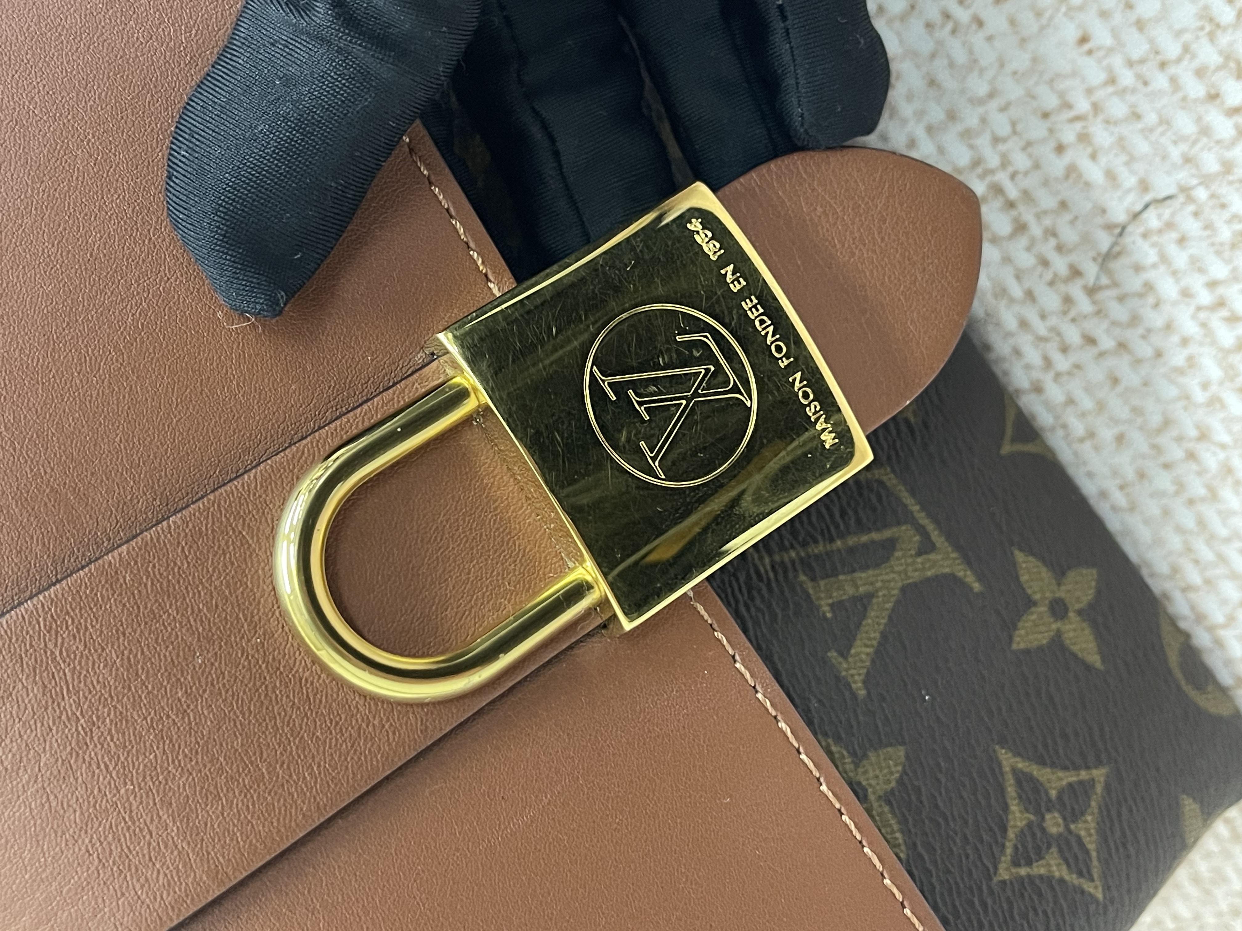 Pre-owned Louis Vuitton Locky BB Monogram Canvas Crossbody Bag/ Product Code: 26041911