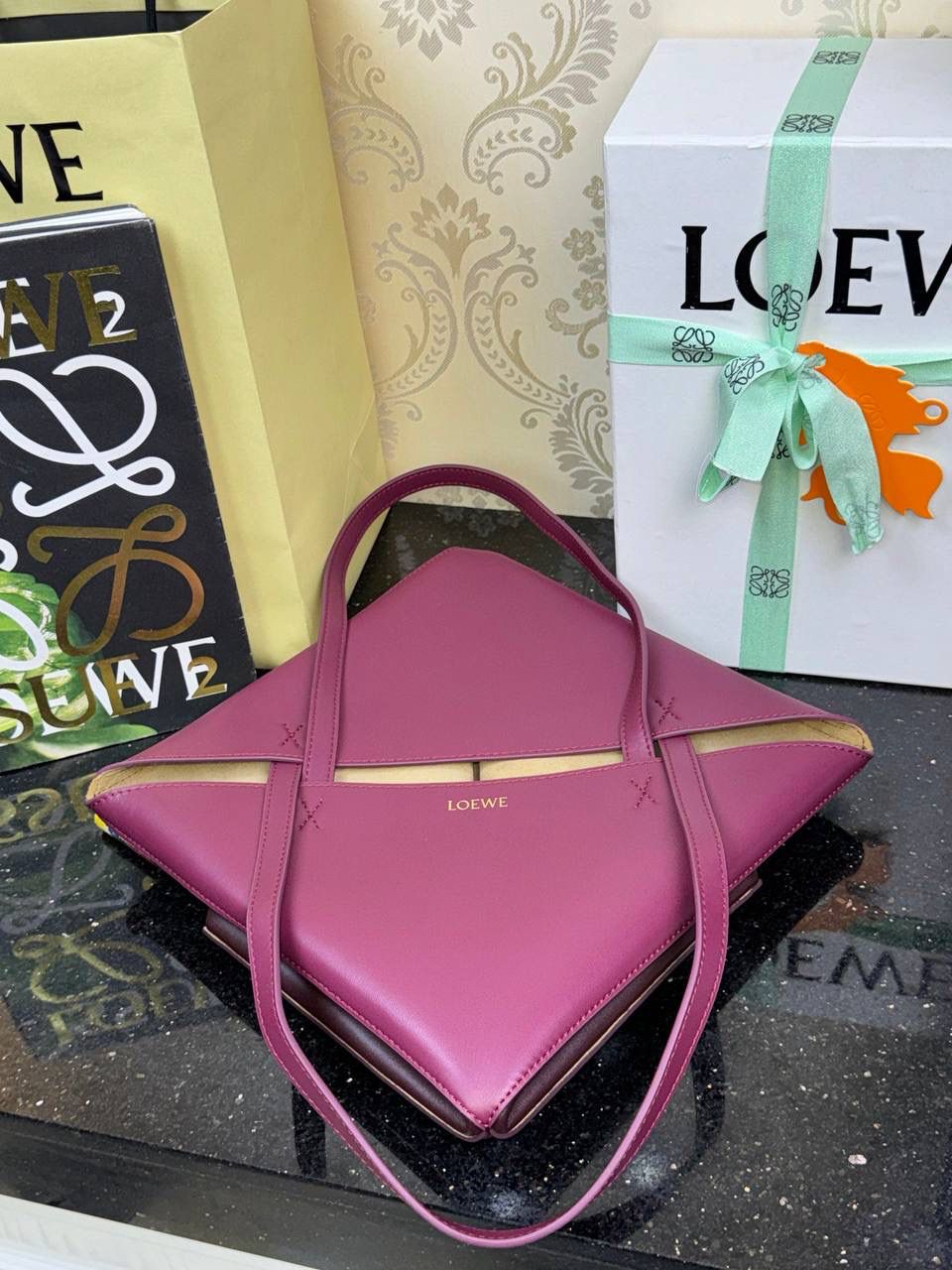 *中号𝐏𝐮𝐳𝐳𝐥𝐞 𝐅𝐨𝐥𝐝折叠手袋👜*（深红拼色） ——全新【𝗡𝗘𝗪】升级‼️ 延续经典𝙋𝙪𝙯𝙯𝙡𝙚的标志性几何裁剪设计，新晋顶流🅰️𝙋𝙪𝙯𝙯𝙡𝙚 𝙁𝙤𝙡𝙚 𝙏𝙤𝙩𝙚以折纸包为灵感，升级成🉑完全折叠‼️的结构，立体与平面任意切换，出差旅行🧳必备单品。小牛皮材质轻且柔软，𝐌𝐢𝐧𝐢尺寸搭配一条可拆卸式肩带，手提，肩背，斜挎多样化背法✨ 尺寸：𝟐𝟓.𝟓-𝟏𝟒.𝟓-𝟑𝟏.𝟓𝐜𝐦 款号：052316