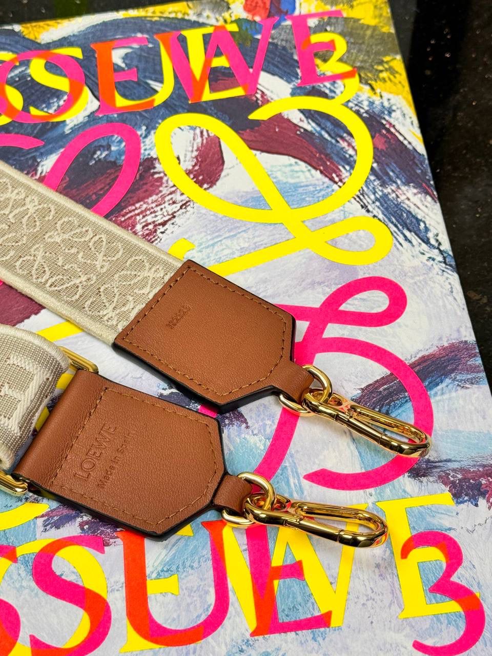 𝐀𝐧𝐚𝐠𝐫𝐚𝐦 刺绣肩带「棕色/金扣」 👈 全新升级上线♻️ 尺寸:𝟗𝟗-𝟒𝐜𝐦（长度可调节） 编码：182323