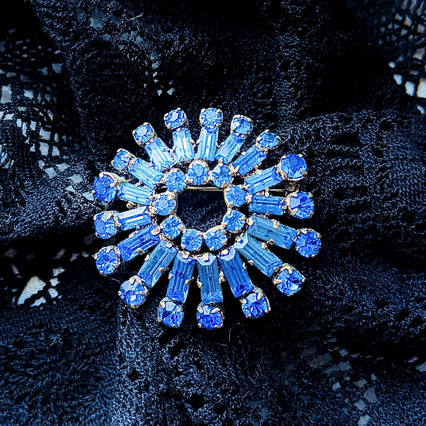 Preview- vintage c.a. 1950s Blue Rhinestone Brooch (B089)