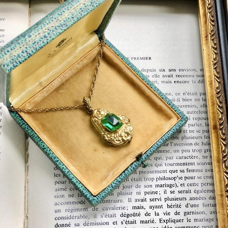 Chipped - Early to Mid-Century Czechoslovakia Faceted Green Peridot Glass Foliage Frame Pendant (MZ108)