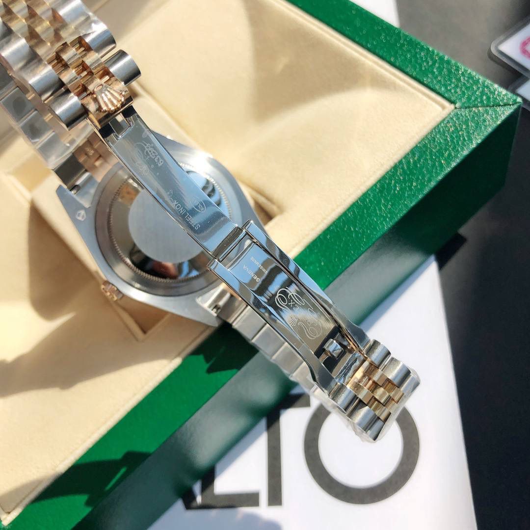 ROLEX- 劳力士日志型！男款41mm完美尺寸。女款36mm尺寸。 表链采用黄金钢材质，极其坚固耐用，金属拉丝设计彰显出强烈的金属质感！人体工学设计的表耳和表带配合完美的融为一体，佩戴起来真的很舒适✨⌚️