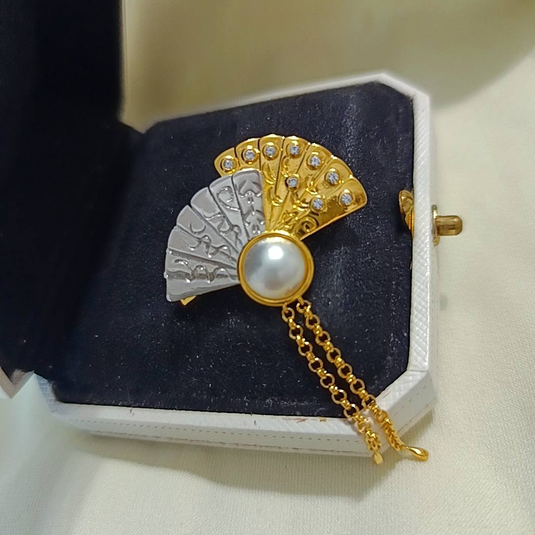 特價品‼️中式復古款白色海水馬貝金銀分色電鍍注金胸花