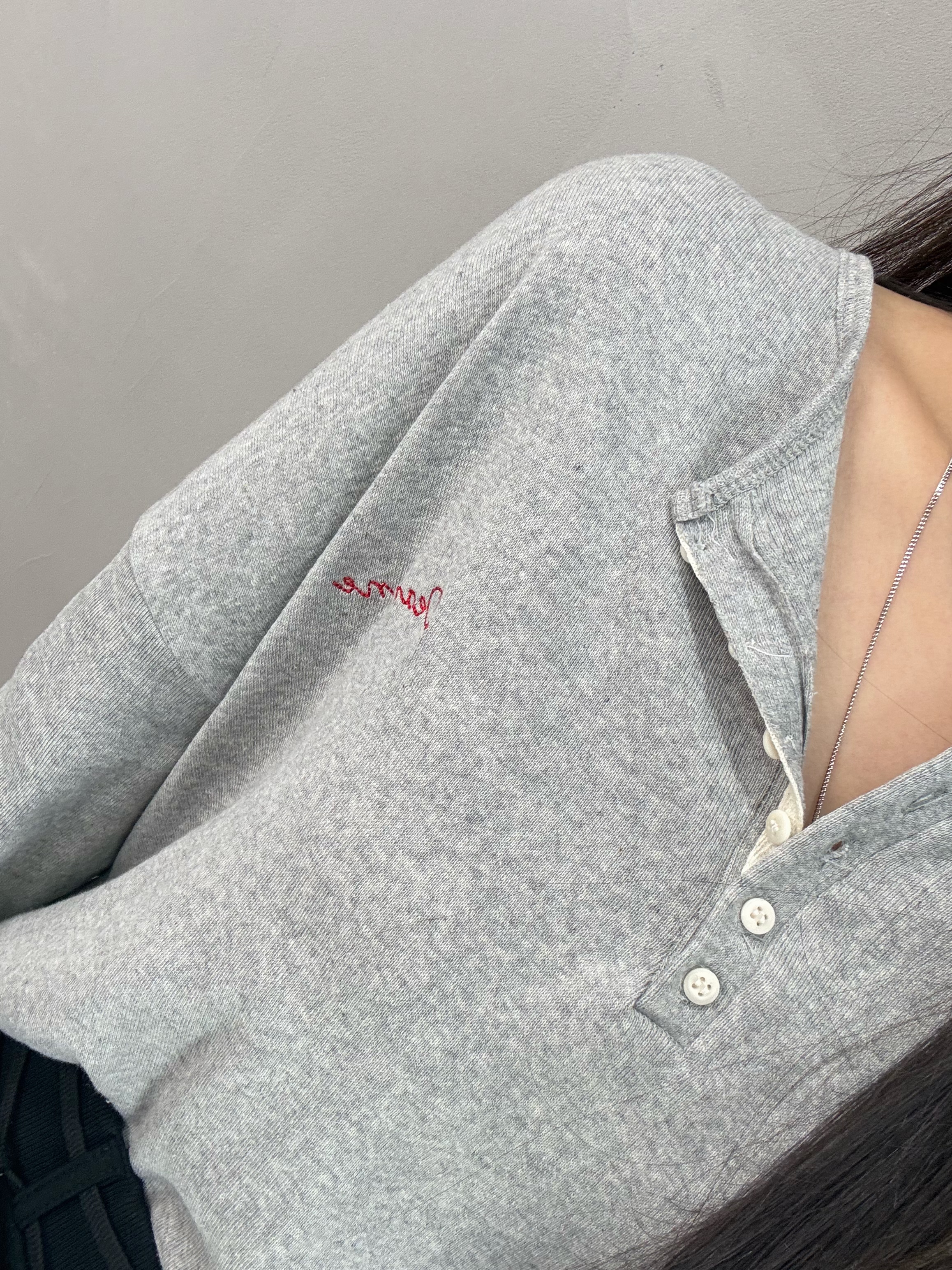 H11 刺繡字扣鈕tee