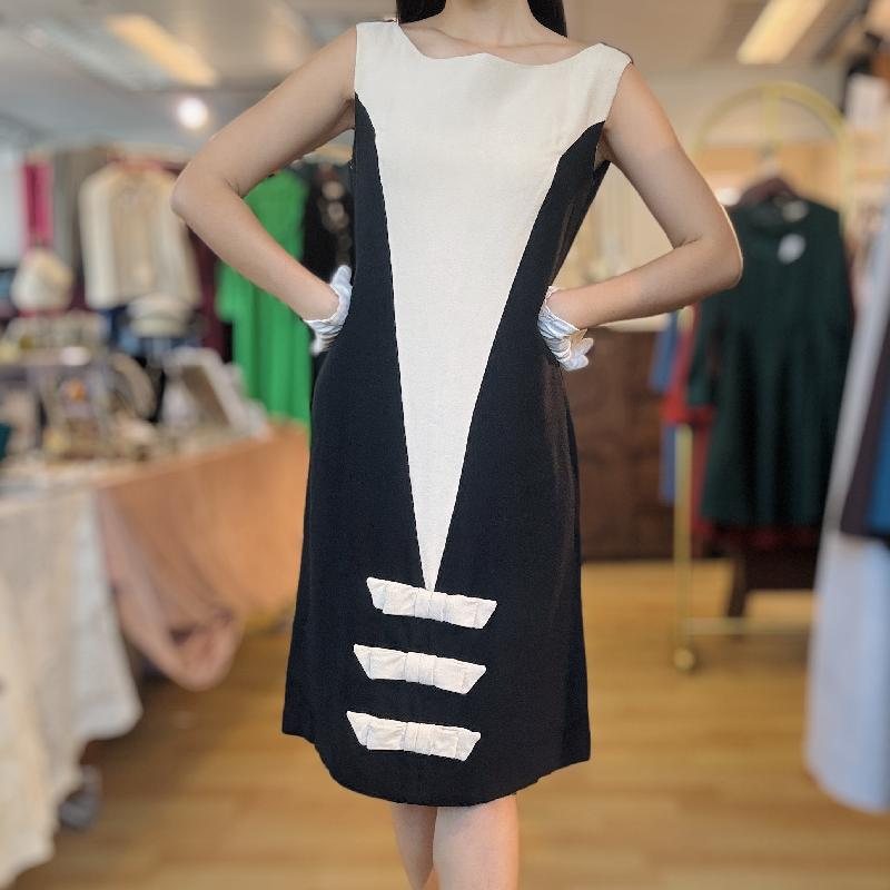 Rare! 1960s Black and Cream White MOD Summer Dress with Bow Accent - Dry Clean only(MT2526)