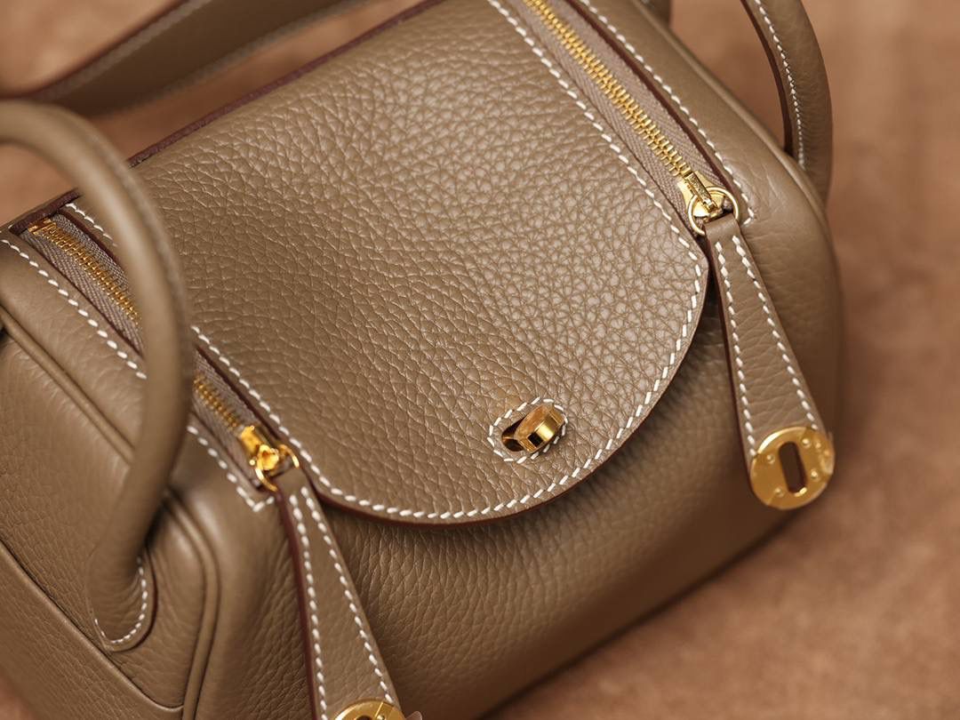 Hermes 爱马仕 Lindy Mini 19cm 大象灰金扣👜✨ Lindy 独家渠道货 独家欧洲原厂皮原厂五金组装的ZP尾单货 尺寸：19*12.5*9cm Lindy是采用原厂的正品TC皮，什么是TC皮？ 爱马仕专用的clemence,简称tc皮，是Hermes最受欢迎的皮革之一，颜色会比Togo少一些，但是纹路比Togo细腻，含油更高，更软，因此稍稍有些下垂感的特点。
