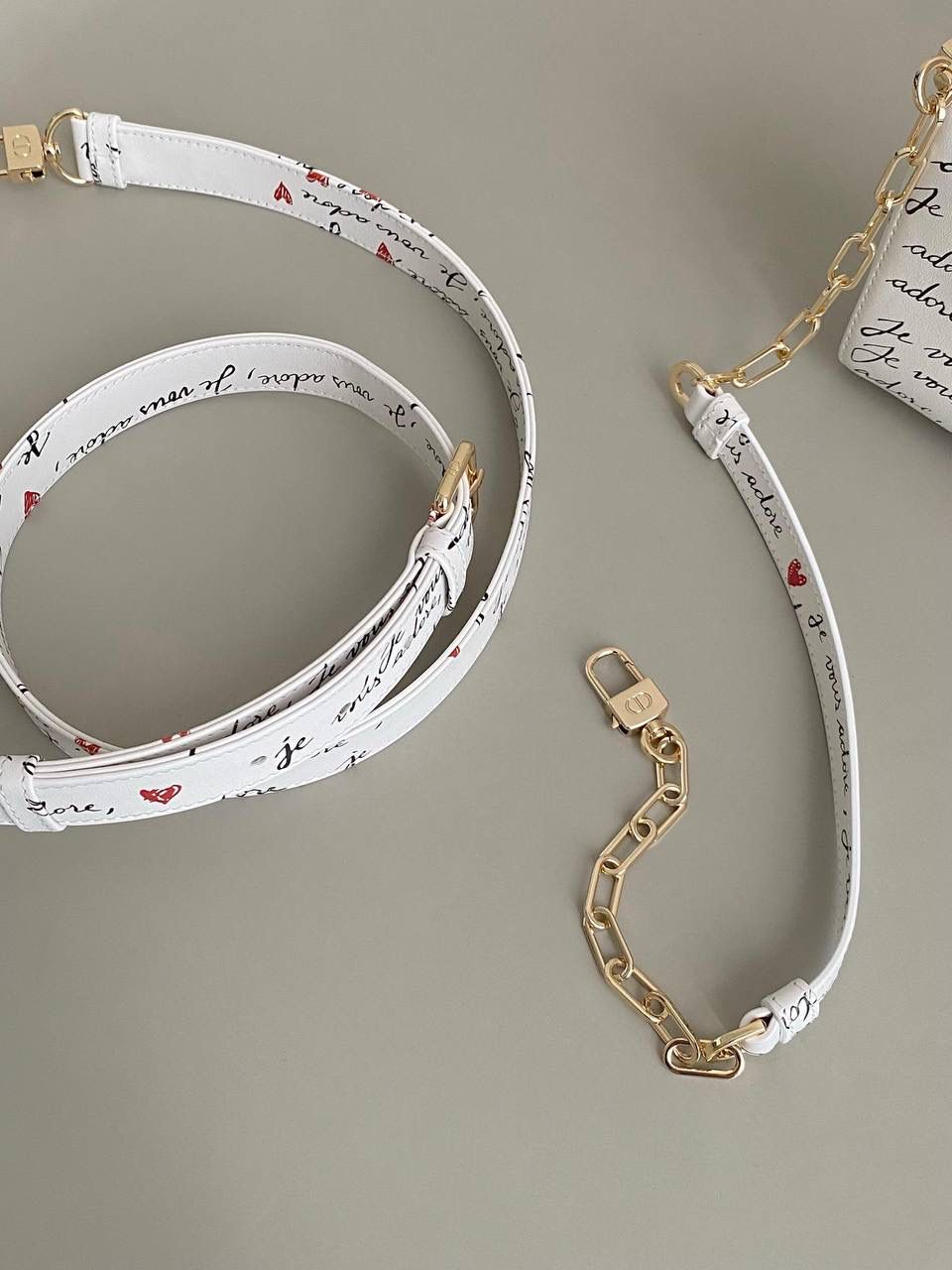 爱心白🎀𝗗𝗜𝗢𝗥 𝗗-𝗝𝗼𝘆小号 七夕限定，更是每一天的爱意限定 情书💌款这种淡淡的色调好梦幻 从印花到纯色都散发着治愈的气息 刻印的纹理感，伸手可触 连绵不断的法语我爱你'点缀着爱心❤️ 是写满了法式浪漫的包包呀！ 请拥有，这独一份的爱意 22×12×6cm