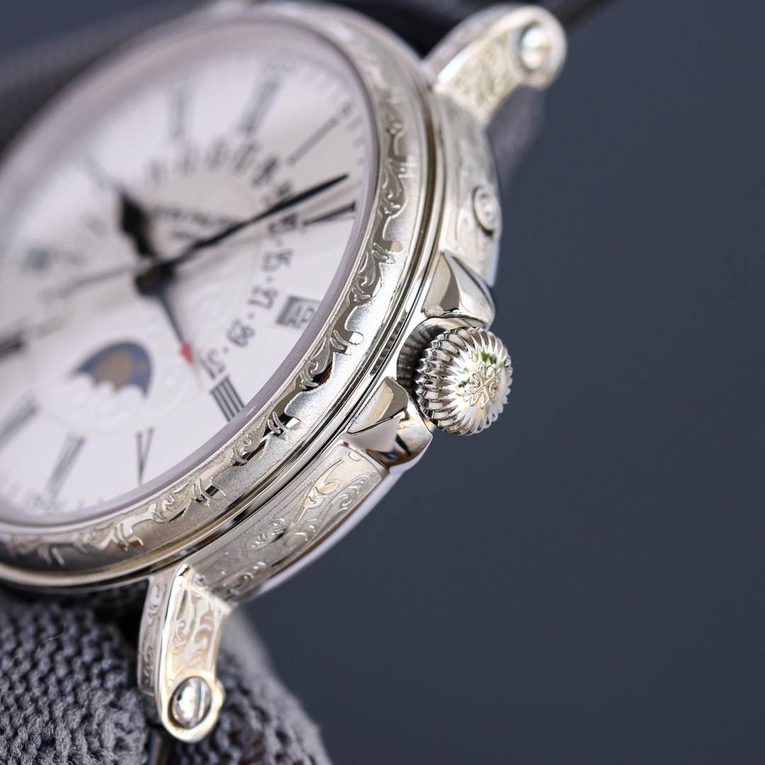 百达翡丽5159万年历腕表✨ 儒雅登场 38mm黄金尺寸+百搭表耳，大小手腕都适配，商务正装露半节超显贵气💼，上手舒适有分量，成功人士标配，戴出排面与底气🤩 ✅表壳精磨细造，温润如玉质感拉满 ✅冲压后盖衔接清脆，防水性能升级 ✅刻度指针贵金属电镀，质感更出众 ✅锅盖型微凸蓝宝表镜，通透辨时准 ✅贵金属钢印立体清晰，细节超规范 🔥定制Cal.324一体机芯｜更薄更稳，仿真度拉满 🎩意大利小牛皮表带+顶级灯笼表扣，通用原装，正装儒雅范儿拉满，人生赢家必备款！