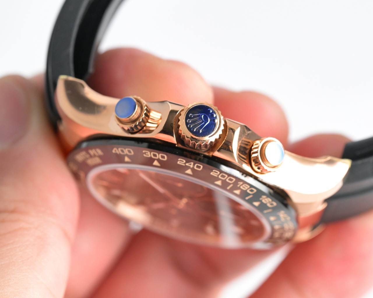 18k包金 现货供应 ROLEX-劳力士迪通拿系列 GTC中国国检检测证书，联网可查！一档调时 计时秒针 3字位9字位小针 功能原装一致！表壳原版开模，表盘尺寸40mm。厚度目前市面上最接近原装的 陶质实心外圈连计速刻度（采用真陶瓷工艺 刮不花 永不退色 质感和正品一致）功能盘字体和盘面logo采用叠加印刷工艺，从侧面观察会有微微隆起之感。盘面的底色纹路经过无数次过滤改正，确保百分百吻合与原装。其上的劳力士金属LOGO单独开模，无论是立体感还是圆润度均可PK原装 易读Chroma light夜光显示 配长效夜光物质。表镜平形蓝宝石水晶玻璃 抗刮损，效果绝不重影，吻合正品。⚠⚠六字位正品一致的有防伪的小皇冠👑（注意细节）表扣采用进口精钢1:1散件打磨而成 拉沙内侧 腐蚀劳力士钢印 外置正品一模一样的表扣保险环，完美在每一个细节！