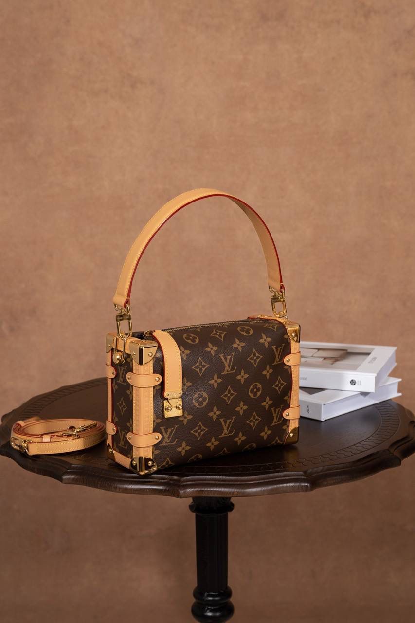 LV SIDE TRUNK🎀 用的是 A+ 级全钢五金，结实又耐用，拿在手上很有分量感，看起来就很 luxe。再配上 进口高弹面料，摸起来舒服，还有一点点光泽感，整体很时尚💖 包装是 全套包装，感觉真的很有档次，送人或自己用都很可以～ 中号：尺寸 21 × 14 × 6cm 小号：尺寸 18 x 12.5 x 8cm 大小刚刚好，小巧但很实用，出门背超方便💯👍 不管是材质、设计还是包装，都看得出很用心，走的是 质感路线。 这款包就是那种：低调但很有品味，越看越喜欢的类型～👜✨