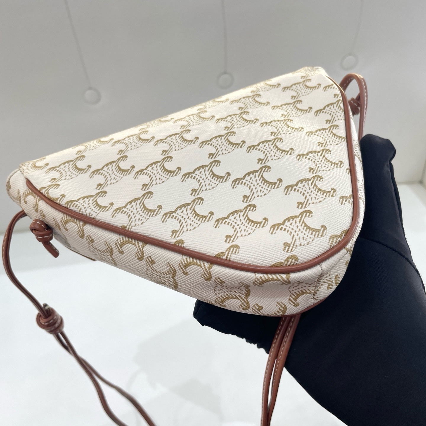 【預訂貨品】Celine白色老花三角包 