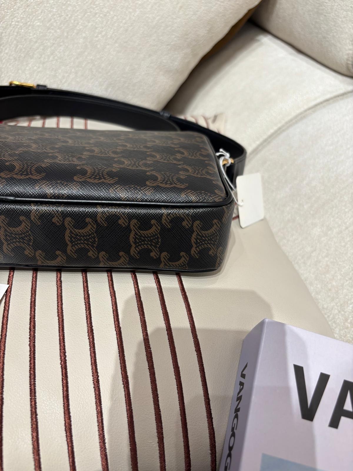  全新 CELINE標誌印花中號郵差包crossbody bag 100%Authentic , 全新未使用品 ✅專門店收據✅booklet✅dust bag