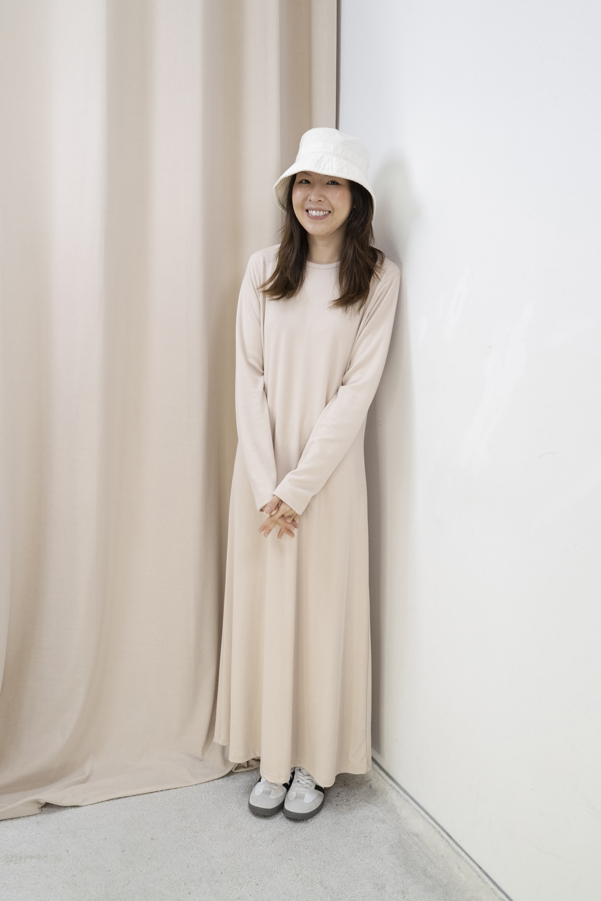 柔軟針織長版連身裙（杏色）