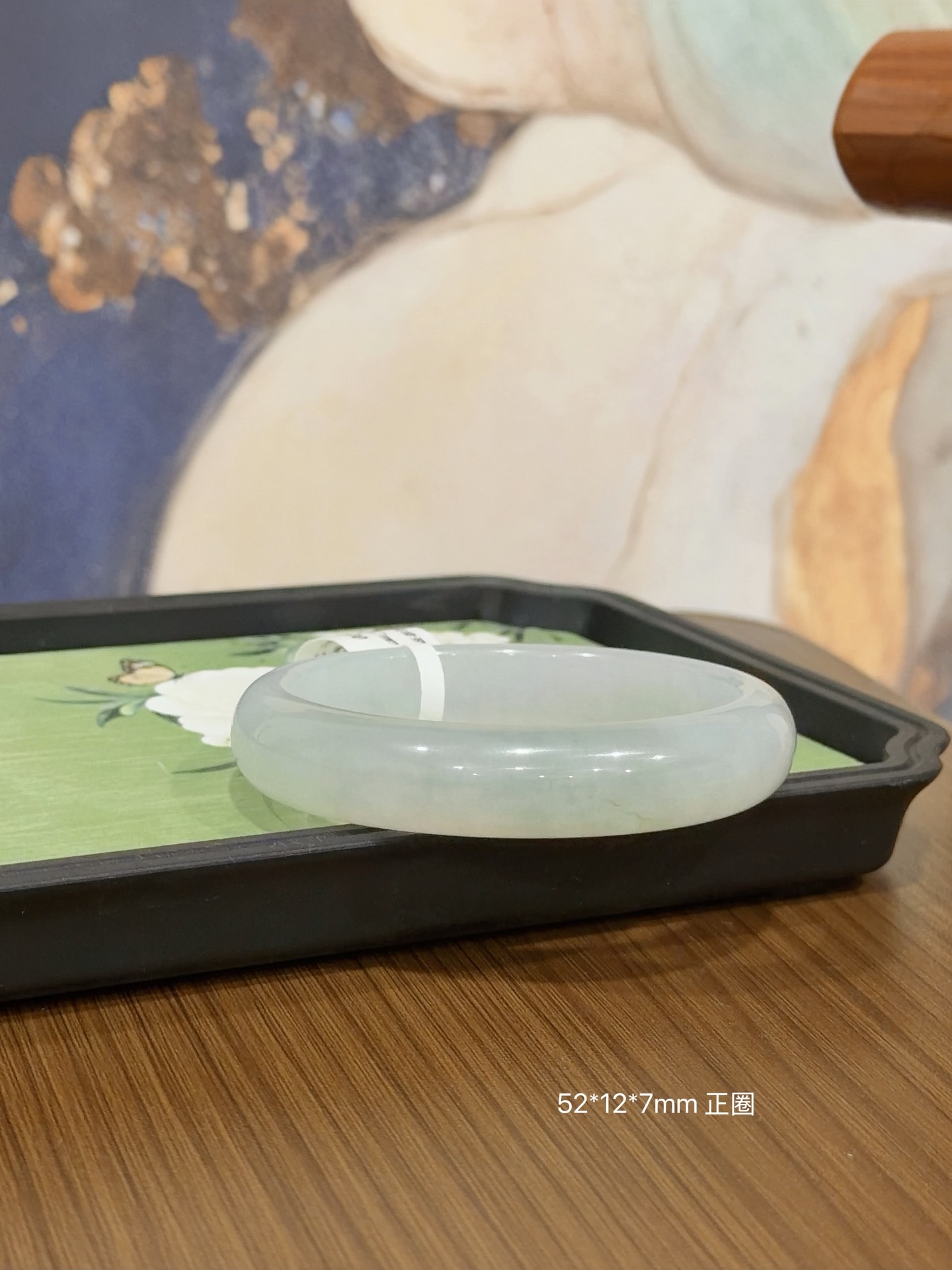 ✨晴底白月光 · 半山水翡翠手镯✨一半清透晴底，一半柔润白月光像山水之间的光影流转，温柔又有层次感这只不是普通的种水镯而是自带意境的半山水美感，内润起光，收藏级别的美镯📏产品规格	圈口：52mm（51/52/53合适）	宽度：12mm	厚度：7mm  镯型：正圈🛍️购买保障🇲🇾 马来西亚现货📜 附正规鉴定证书⏳支持3天鉴赏期✈️ 全球配送#马来西亚翡翠 #怡保 #吉隆坡 #新山 #新加坡