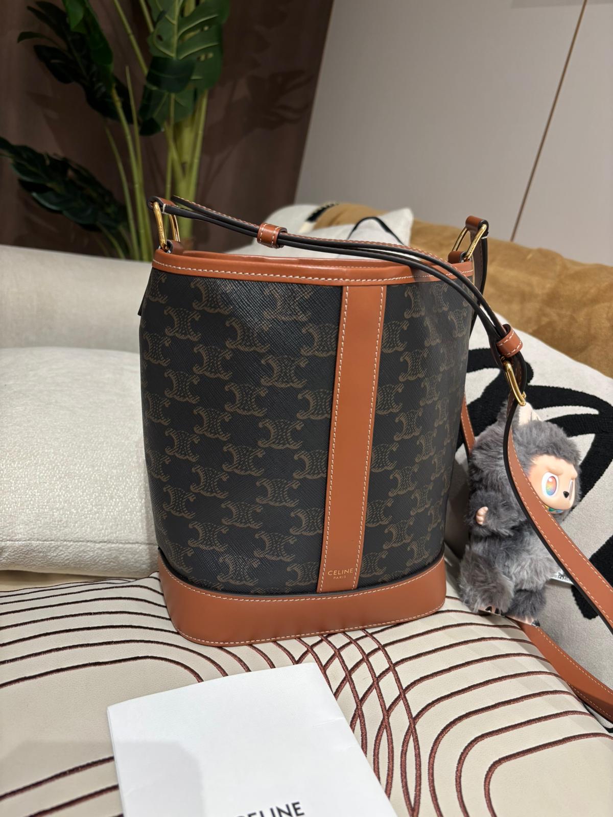 未使用品 CELINE SMALL BUCKET IN TRIOMPHE bag 100%Authentic, 未使用Unused ✅專門店收據 ✅塵袋 