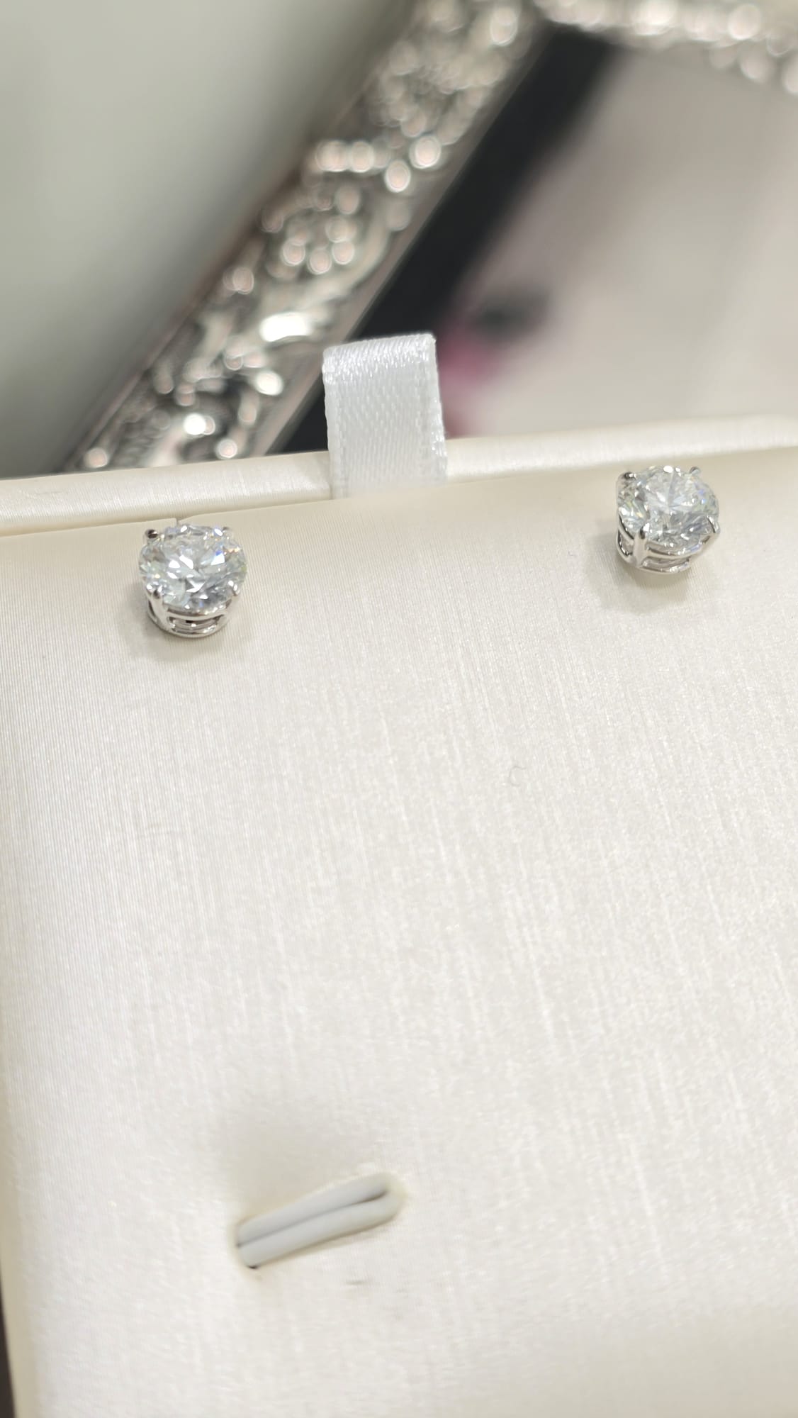18K白圓形培育鑽石耳釘 D2.0ct/2