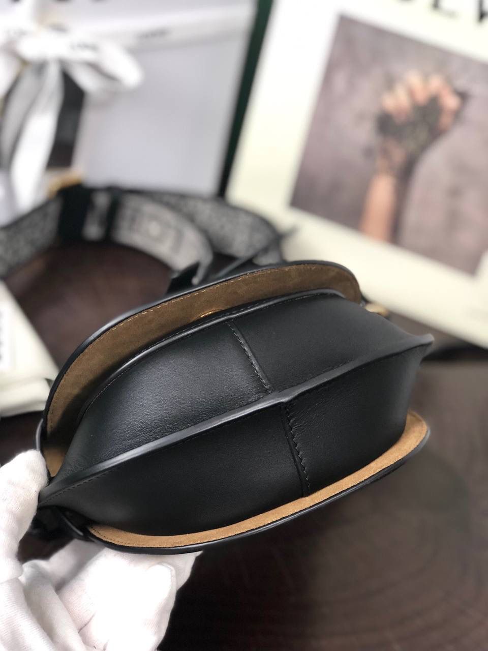 𝐆𝐚𝐭𝐞是Loew继Puzzle 之后又一个火遍全球的爆款。 不同于普通的马鞍包型，融入了圆边设计，立体的剪裁轮廓加持，完美驾驭中性气质，男女皆可的IT BAG💼。 小号:20-12.5-19（中部最宽处26cm） 编码:061711织带黑色 迷你:15-9.5 so-12.5（中部最宽处21cm） 编码:522127织带黑色