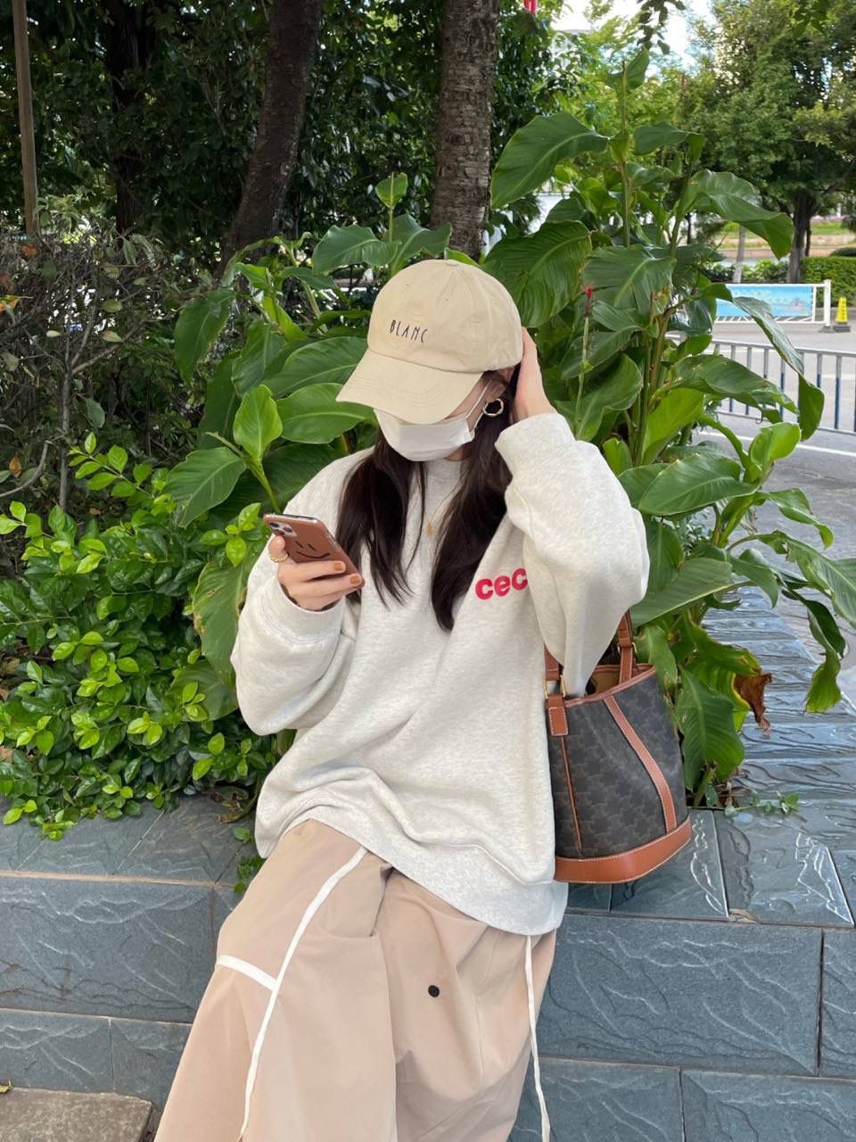 🔥大货实拍图 𝗖𝗘𝗟𝗜𝗡𝗘♥𝗧𝗥𝗜𝗢𝗠𝗣𝗛𝗘 𝗖𝗔𝗡𝗩𝗔𝗦小号水桶 型号：191442 尺寸：30*22*13cm。