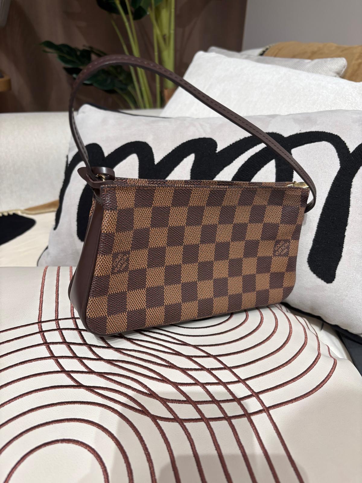 Lv pochette Hobo Bag 100%Authentic, 95%new