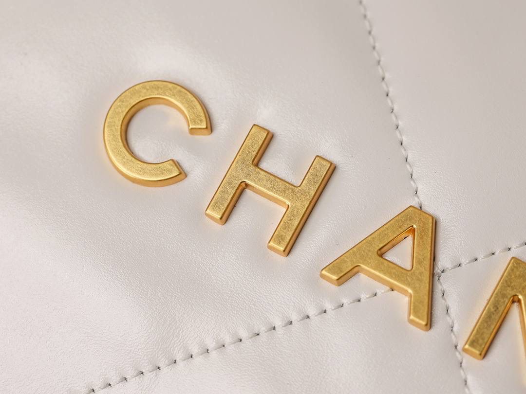 小香全新 22bag白色小号👜❤️‍🩹 超大容量手袋 斜跨托特包 光面小牛皮 金色LOGO 白色垃圾袋小号独家渠道来啦 我们只做唯一的渠道货，唯一独家对比正品的欧洲渠道货 尺寸：35 x 37 x 7cm