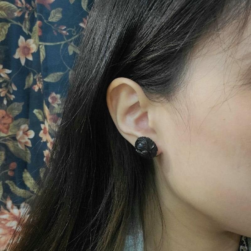 Vintage Crafted Black Rose Screw Back Earrings (EA1302)
