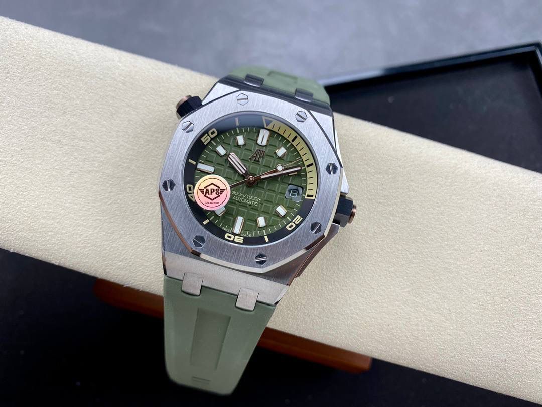 🚀爱彼15720st 搭载全新定制一体机cal.4308机芯(非各种日本机改板），整体腕表尺寸42x141.2mm, aps不惜高成本开发一体机，原装开模，让复刻高度更进一步💯 ❶机芯:机芯采用定制一体机cal.4308机芯并非市面上普通版本夹板机，日历瞬跳功能所有齿轮均真实可动并非装饰，机芯采用CNC刻字更清晰更立体 ❷表壳:dps原装开模，拆解正品原装数据,3D立体建模，使其尺寸比例与原装完全一致,所有配件与原装通用互换，表壳笔直的拉丝工艺和棱角分明的表壳完美融合❸表带:经过2年的试错，不断提升工艺和品质，最终达到原装无二的效果,无论从颜色材质、和工艺都能媲美专柜表带,可以与原装互换 ❹头粒:采用与原装同步的一-键快拆式按钮使表带可以轻松一键拆卸，表扣同样也是采用一键快拆式设计，可以通用正品