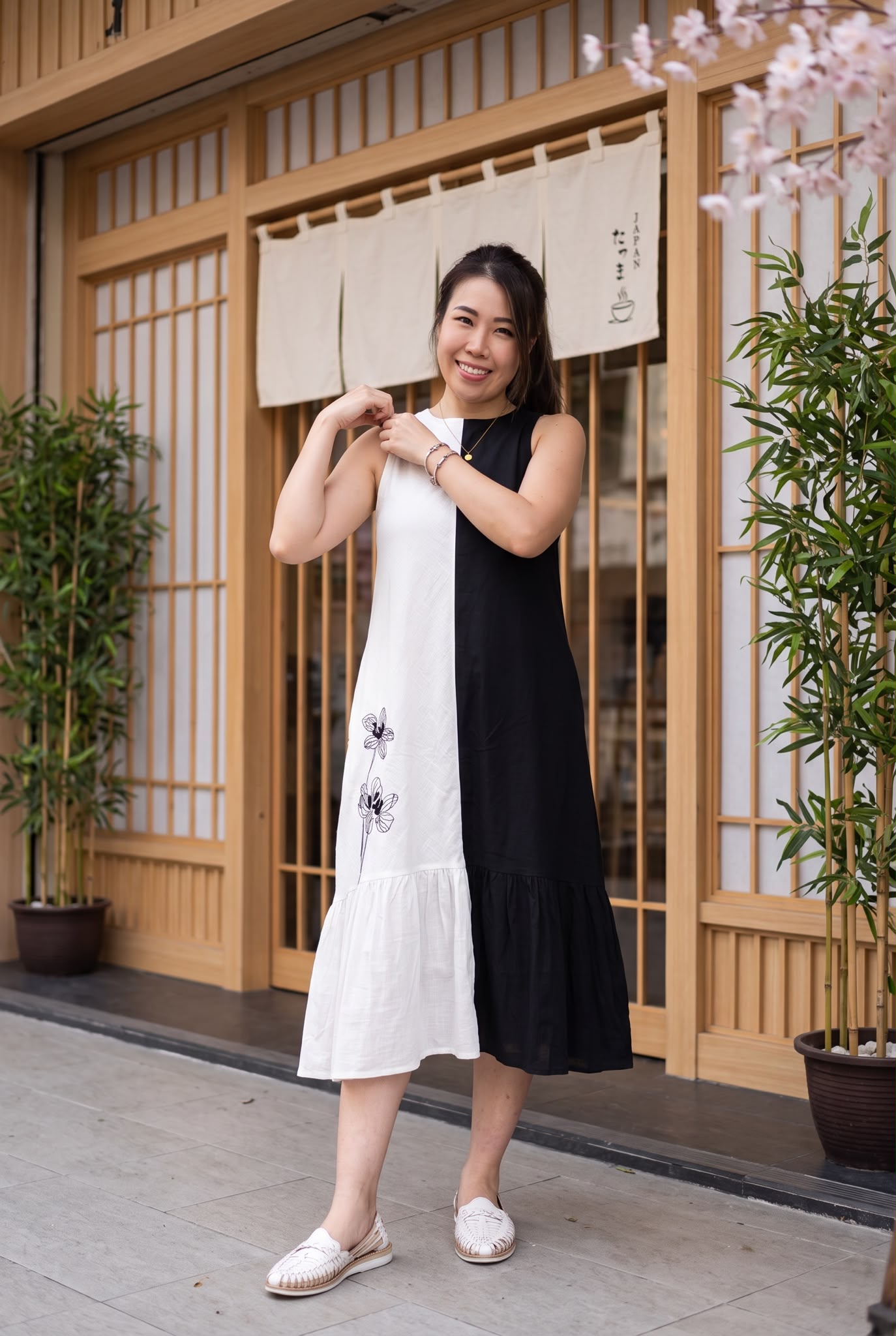 3152 Black and White Half Sleeveless Fish Tail OP 43"-49"