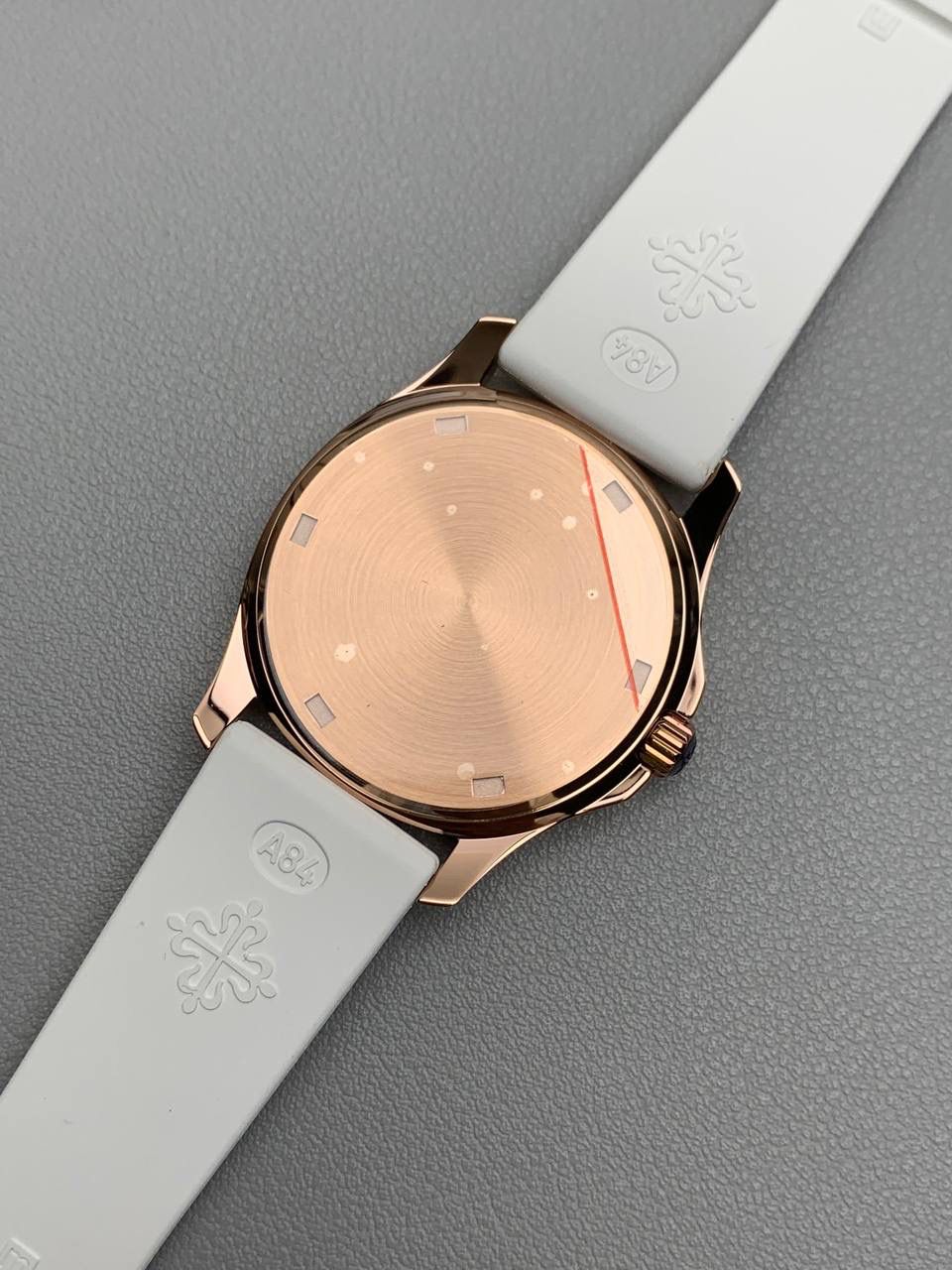 百达翡丽 5067A 手雷 石英女表 ——PPF继续购入原装PP--5067A腕表，独立拆解开模。完美还原PATEK PHILIPPE--5067A全系列石英腕表，带来全网最佳的复刻产品和极致体验。 【表带 扣】 1.采用与原装一致的天然复合橡胶（Tropical）材质，经久耐磨，可抵抗海水侵蚀和紫外线辐射。 2.完美克隆Aquanaut最新表扣，即使在非常细小的拐角处上也做有倒角润饰，确保还原正品般的舒适感。 【表壳】 1.腕表尺寸35.6X7.7mm 圆润的八角形表壳与原装一致，保持着复古的造型和精湛的打磨。 2.旋入式把头设计和实心底盖吻合与原版 3.表圈镶嵌46颗顶级施华洛世奇水晶（共计1克拉） 【机芯】 瑞士石英机芯改PPCal.E23-250芯。走时稳定，续航持久，性价比超高。