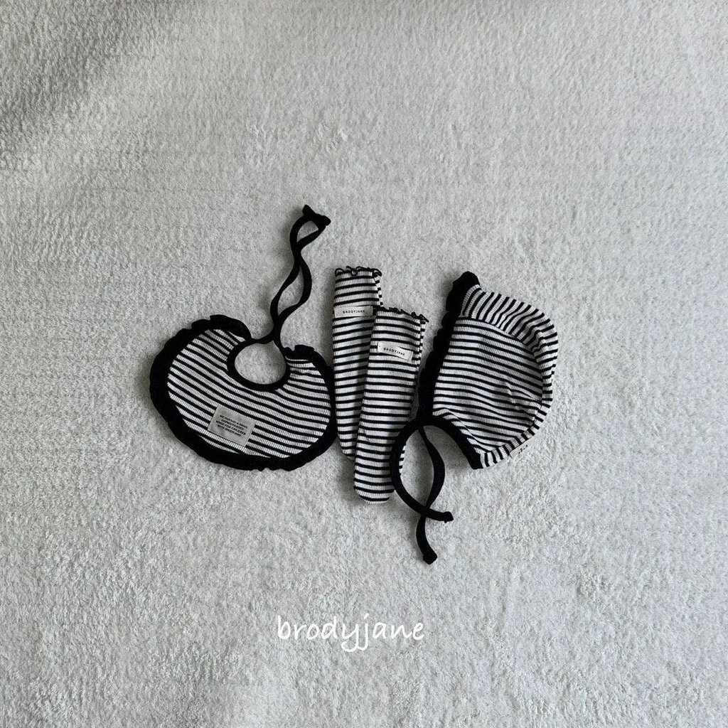 🇰🇷Brodyjane bonnet/bib/socks
