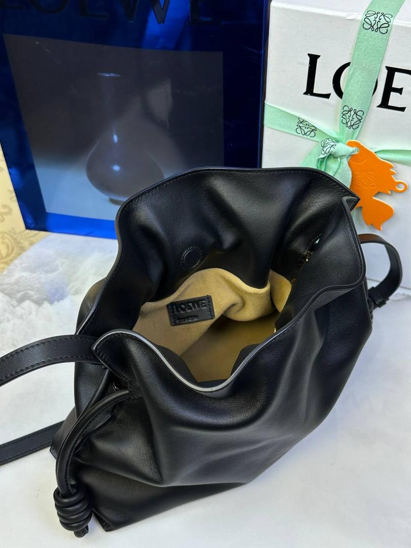 全新升级—𝙁𝙡𝙖𝙢𝙚𝙣𝙘𝙤出货啦✅ ❤️升级版福袋正面新增品牌烫金𝙇𝙤𝙜𝙤代替压印𝙇𝙤𝙜𝙤，肩带加宽同时增加两侧狗扣五金代替原本皮穿扣肩带，精致又便捷🥰 ❤️独家定制皮料五金，小牛皮皮质手感十分柔软且耐用，肩带🉑拆卸🉑调节，多种背法任你选择，容量超大，日常出行必备😍 ❤️独家品控，完全对版细节，全套礼盒🎁包装给你满满的仪式感🥰 中号尺寸：𝟑𝟎-𝟐𝟒.𝟓-𝟏𝟎.𝟓𝐜𝐦 款号：052028黑色