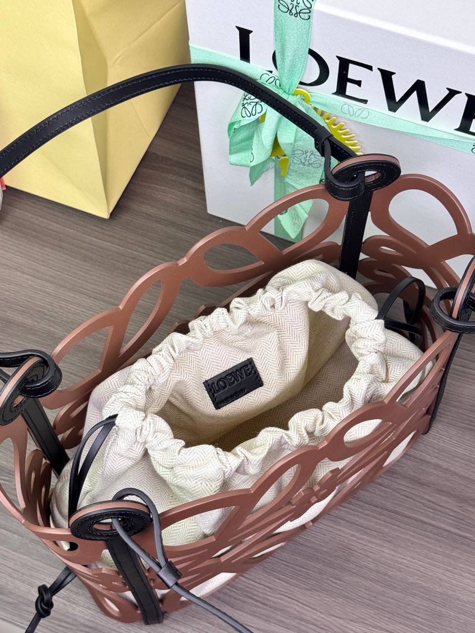 📍小号𝘼𝙣𝙖𝙜𝙧𝙖𝙢 𝙏𝙤𝙩𝙚镂空包 —【棕色到货😍】 编码：652210 尺寸：𝟑𝟐-𝟏𝟐-𝟐𝟓.𝟓𝐜𝐦 ❤️以品牌经典Anagram图案镂空牛皮革制成•搭配牛皮革提手肩带和人字形棉帆布束带内袋。 ❤️可肩背或手提。包包自重轻•容量大•优雅与洒脱•自由切换。