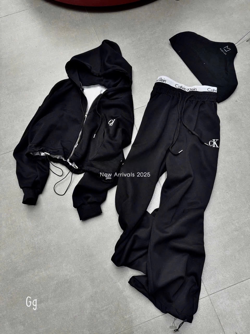 CK 短版連帽衫和寬褲套裝