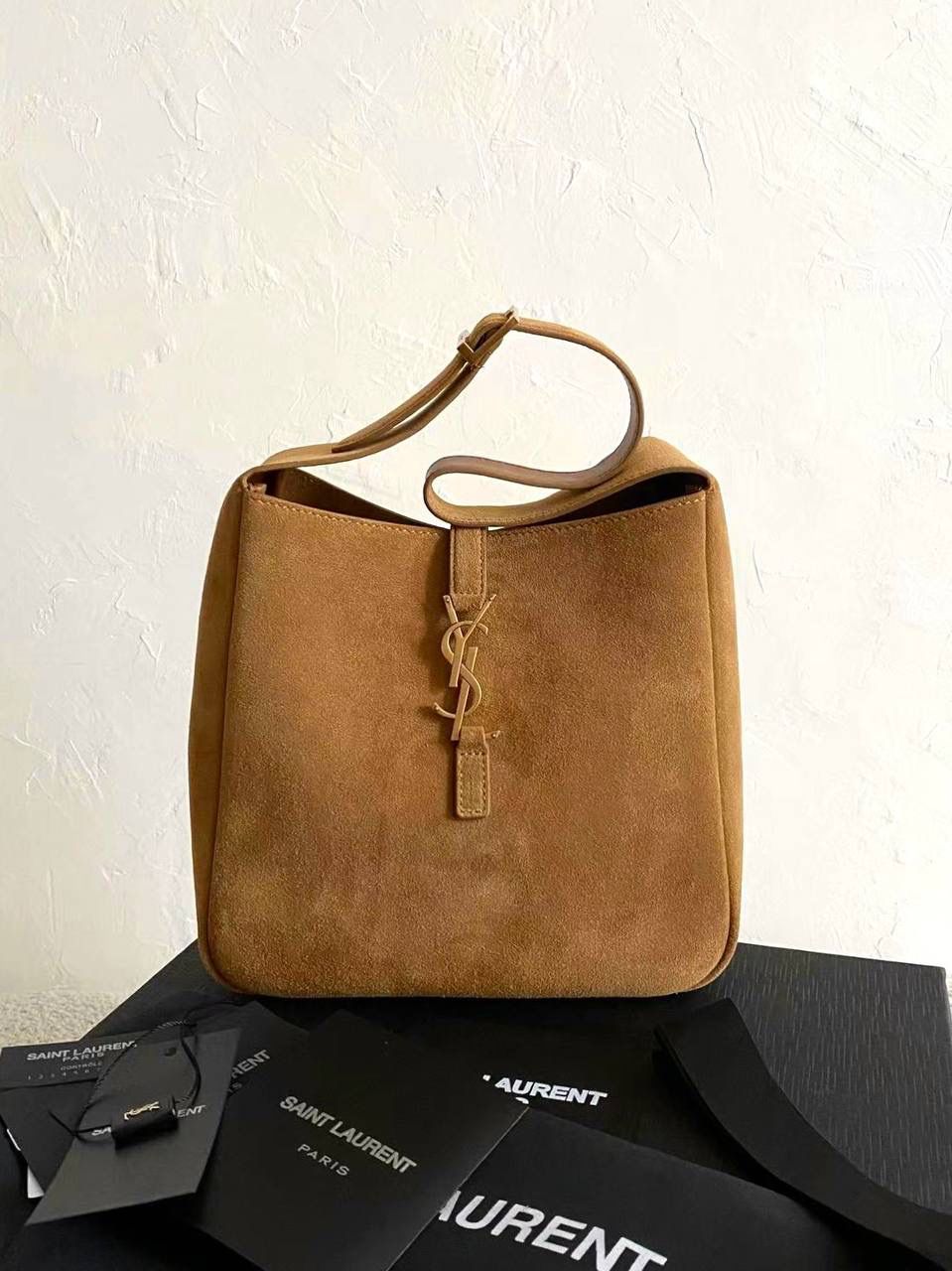 销量王🔥仅剩少量❗️ ys1 hobo bag腋下包 麂皮焦糖金🤎 我和你们说，这只包看着普普通通 但是上身是真的很好看！ 第一次看到他们家有这种慵懒的腋下包 双色反绒感牛皮➕胎牛皮内里 又轻容量又大，真的很～～好背 这只包的灵魂在于圆滚滚中又有型 市场很多做得太挺括硬朗，那种货打咩啊❌ ZP开发⚠️全套包装哦～ 23×22×8.5cm713938m