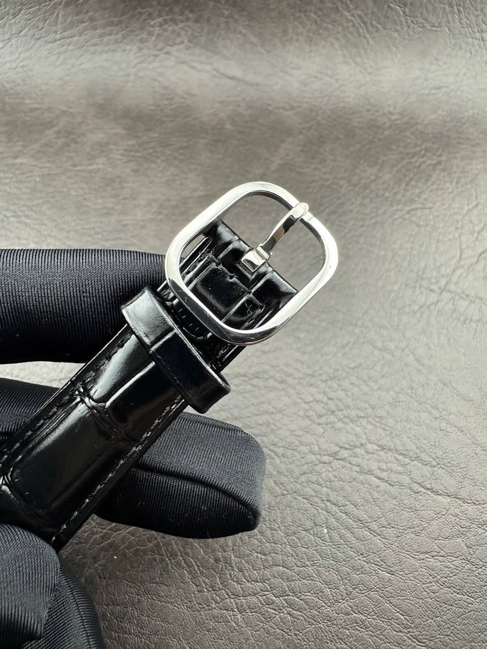 PP➕ Factory2025新品首发｜百达5738系列 68克配重版 复刻经典，更胜经典——GOLDEN ELLIPSE 黄金椭圆腕表重磅登场！ ✅ 黄金分割美学重塑：遵循1:1.6181经典比例，34.5MM×39.5MM椭圆表径搭配7.7MM纤薄厚度，复刻古典韵味与佩戴舒适度。 ✅ 316L精钢表壳：介于圆形与矩形之间的别致椭圆轮廓，还原原版线条张力，质感细腻出众。 ✅ 3D立体云贝母表盘：专属浮雕打印工艺，折射神秘深邃光泽，告别市面暗淡平庸款，上手自带高光。 ✅ 定制进口小牛皮表带：21X16尺寸对版原配，搭配同型椭圆表扣，与表壳设计遥相呼应，贴合手腕更显格调。 ✅ 9015精准机芯：走时稳定精准，兼顾实用性与耐用性，日常佩戴无压力。 PP➕不做“远观款”，只为呈现最接近原版的真实佩戴体验——从细节质感 to 上手触感，每一处都经得起近距离审视，让经典韵味在腕间完美延续！