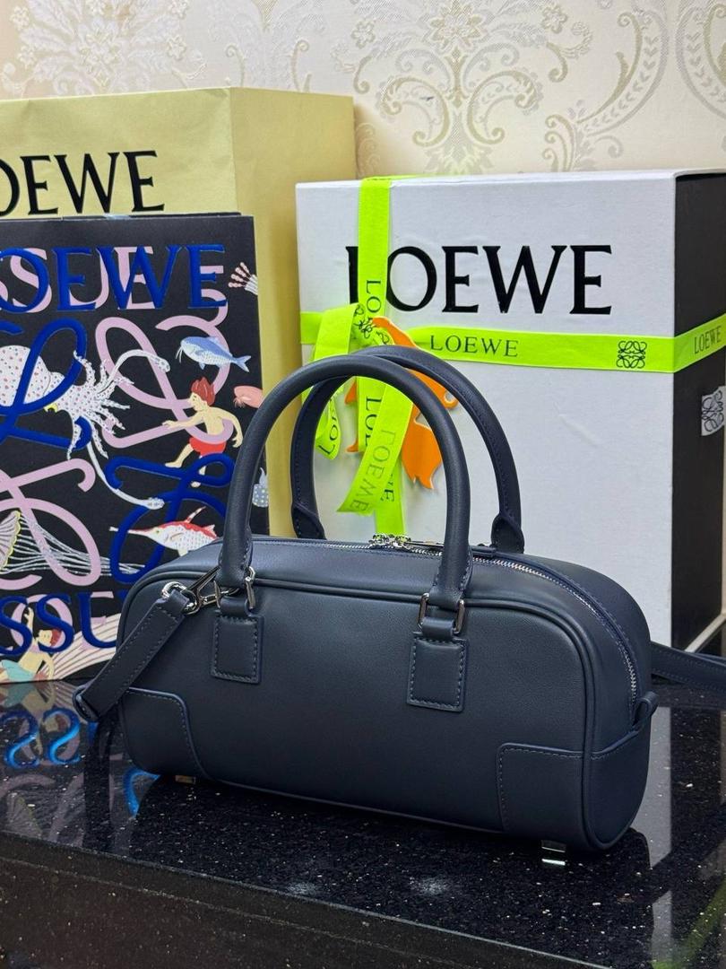 🎈𝗔𝗺𝗮𝘇𝗼𝗻𝗮 23 𝗖𝗿𝗼𝗽𝗽𝗲𝗱保龄球包 ——【杨幂同款‼️独家新品】 尺寸：𝟮𝟯-𝟏𝟏-𝟏𝟎𝗰𝗺 编码：012404 【配全套礼盒】 颜色：深海军蓝 ❤️采用超柔纳帕小牛皮•延续标志性𝘈𝘮𝘢𝘻𝘰𝘯𝘢标识搭配小挂锁🔒作为新图标•重塑为修长法棍比例。 ❤️外部双拉链设计•搭配可调节可拆卸的长肩带•多样化背法😎容量大•小巧包型为当下时尚之追求。